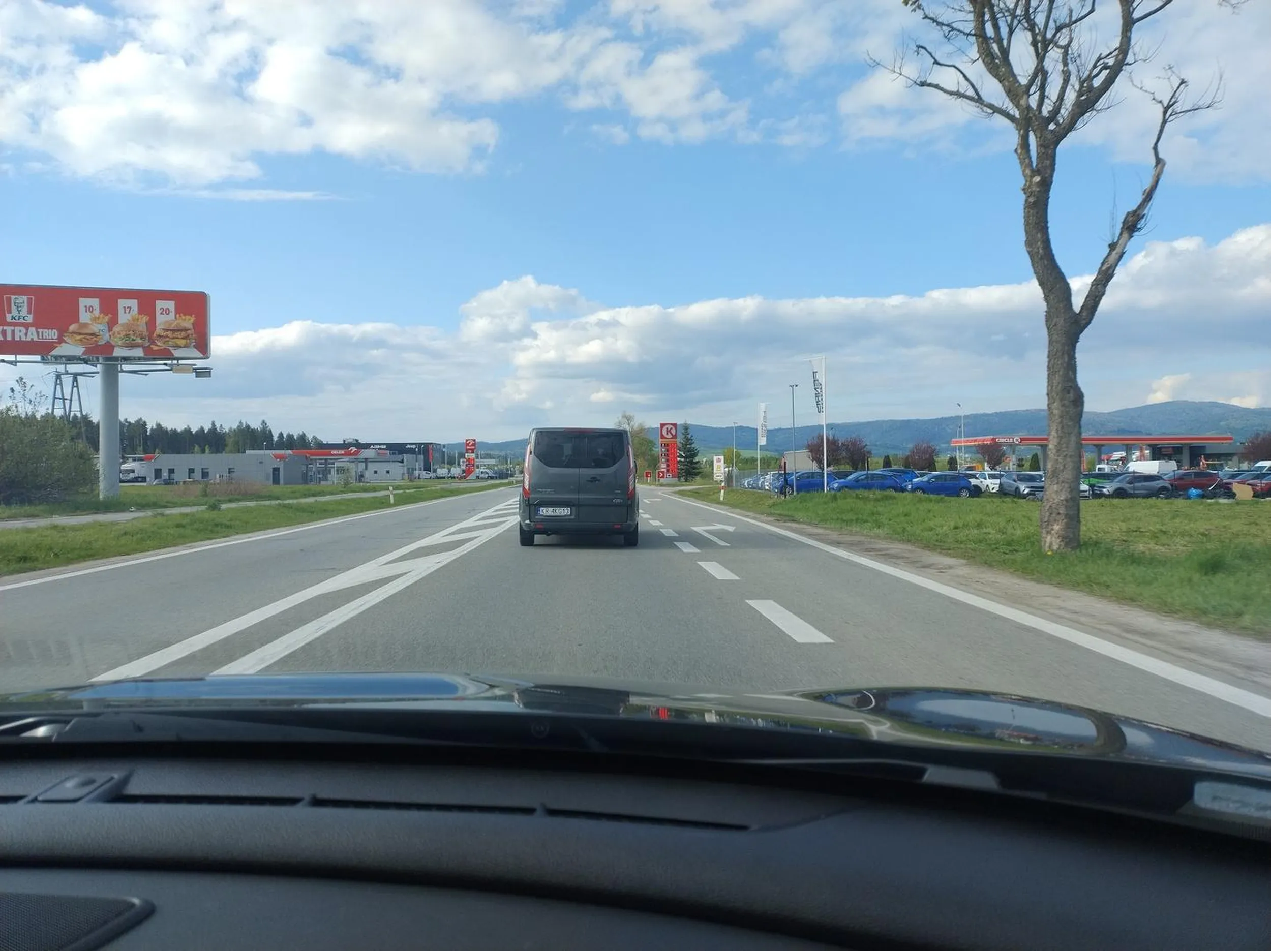 Pan nie potrafi na rondzie trzymać się swojego pasa.