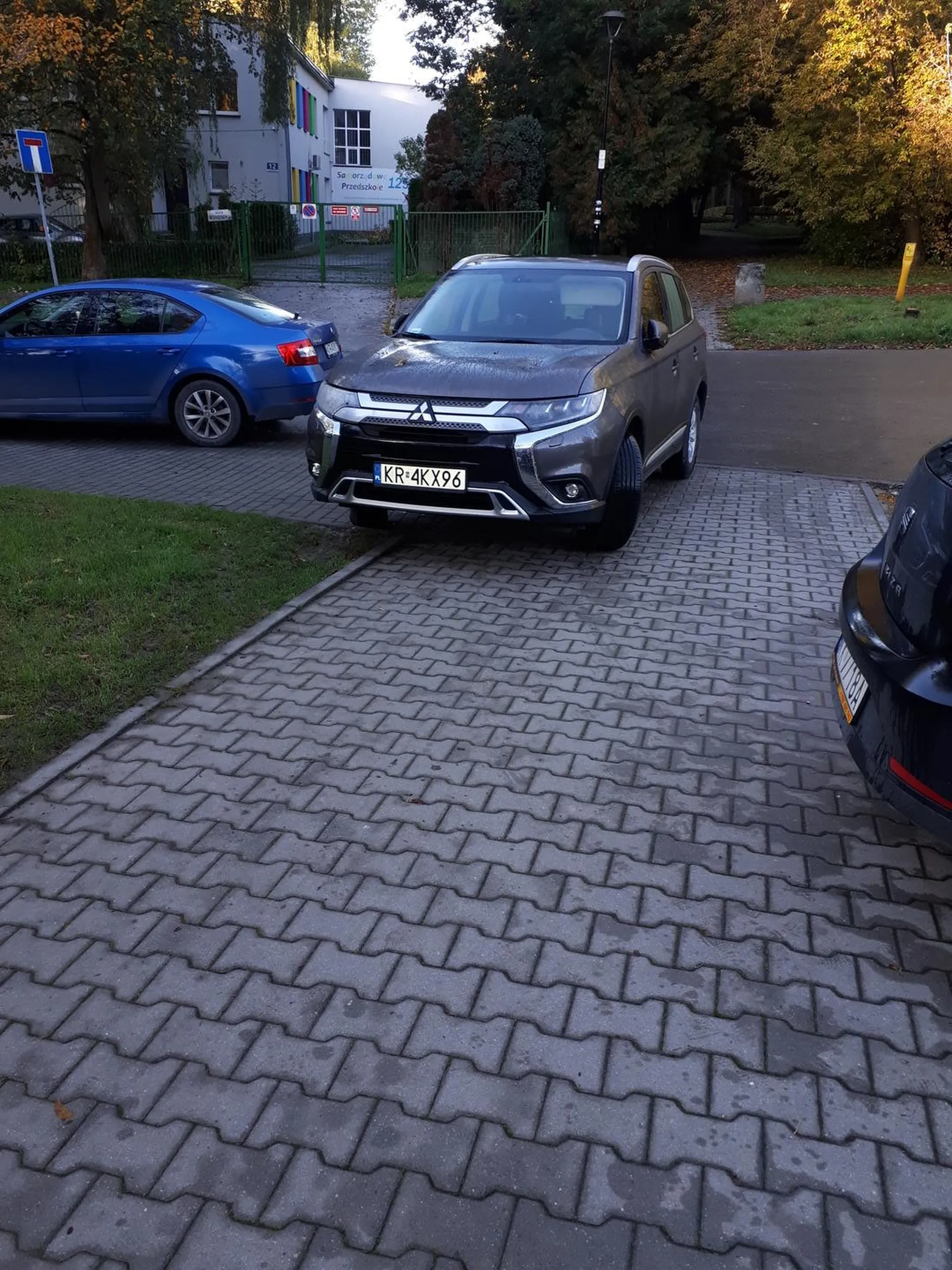 Trzeba zaprowadzić kartofla do przedszkola. Nie ważne, że całe przejście jest zablokowane.