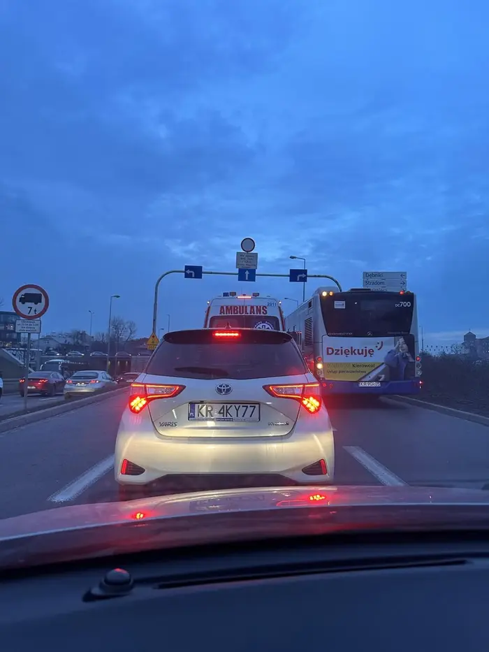 Kierowca jechał pasem dla autobusów (busem pas)