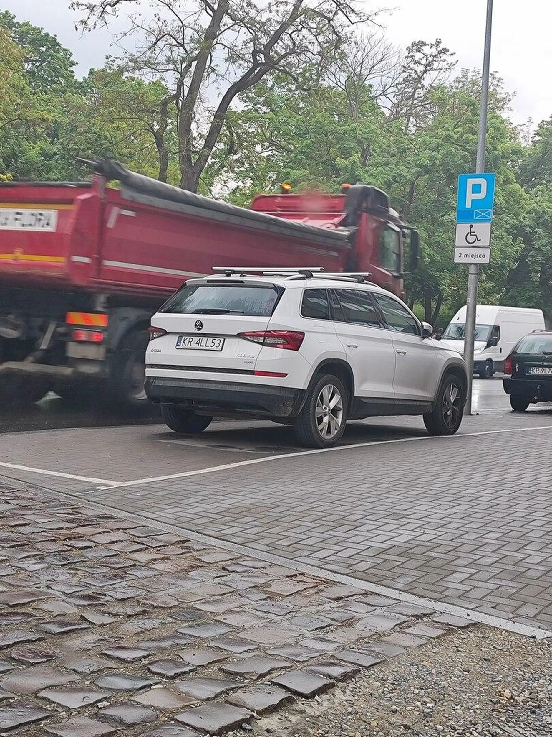 Matol zajął 2 miejsca postojowe w centrum miasta
