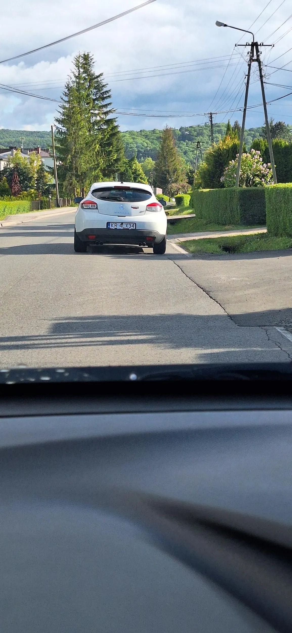 Kolejny potencjalny zabójca. Dziś doprowadził by do wypadku. Wyprzedzanie na zakręcie i ostre chamowanie przed skręcający  samochodem w lewo. To nie pierwsza sytuacja z tym "kierowcą "