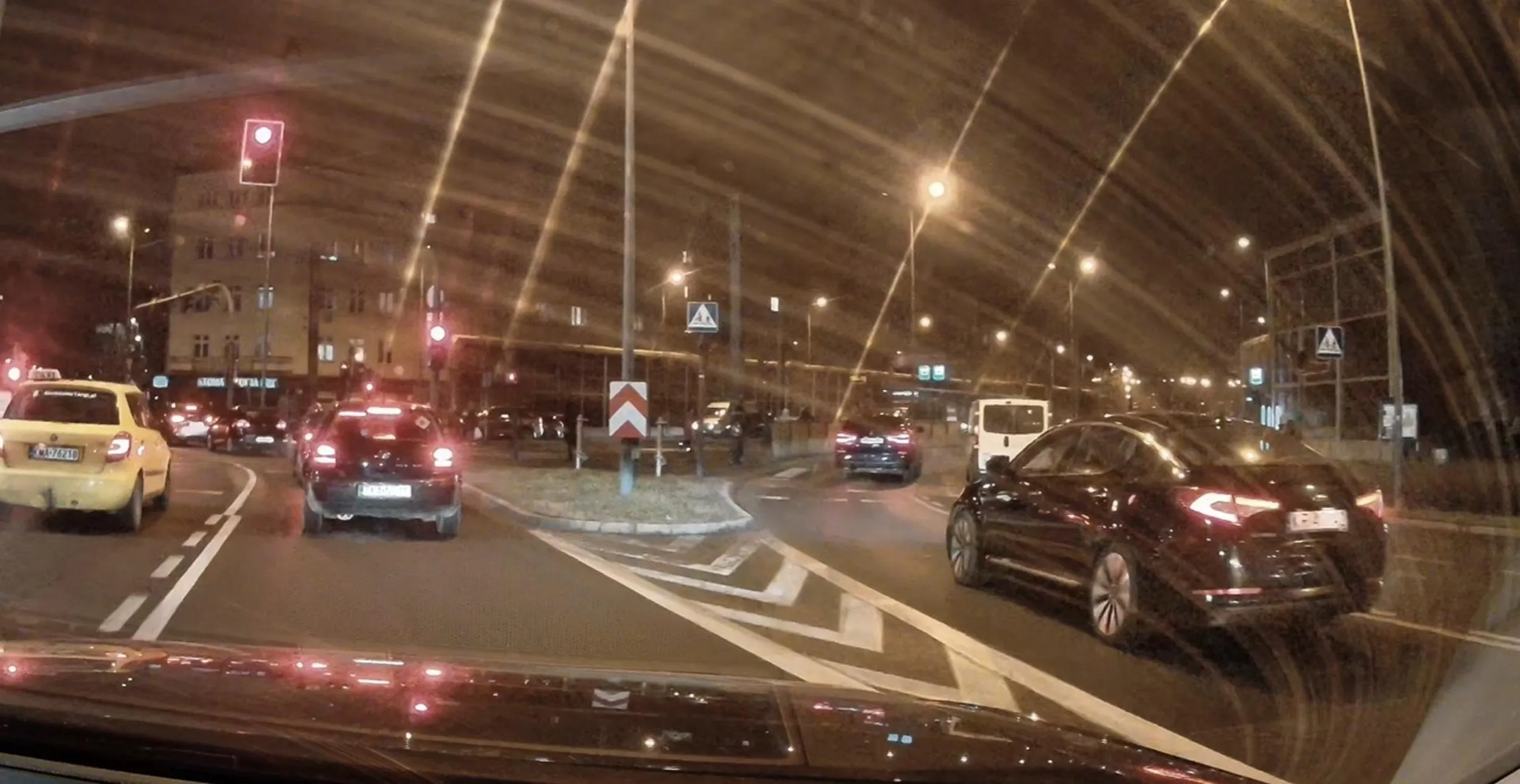 Baranowi nie chce się stać w korku do ronda Grzegórzeckiego, więc omija go pasem do lewoskrętu, a następnie na samym rondzie wymusza pierwszeństwo wciskając się z lewoskrętu na prawy pas.