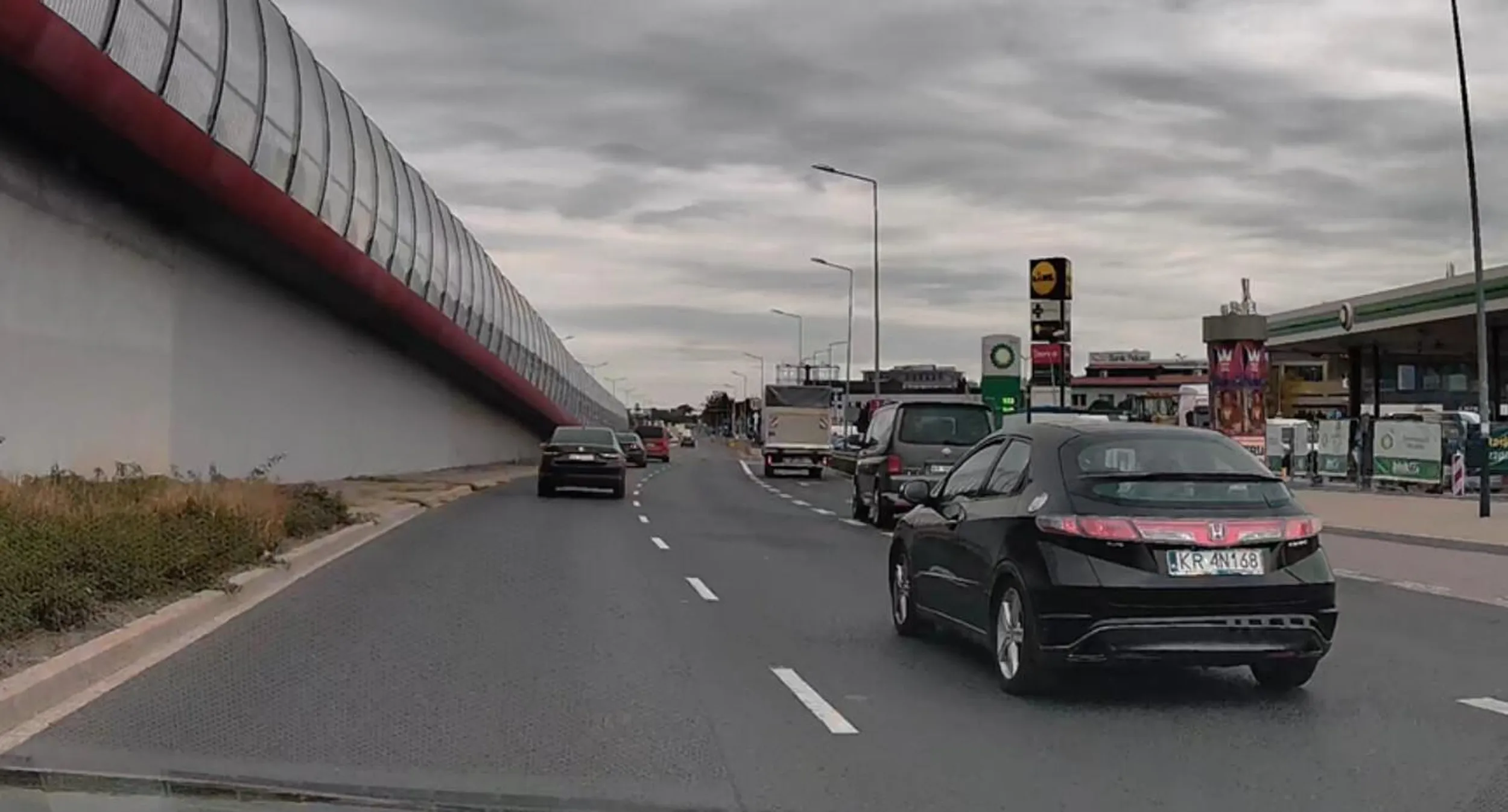 brak jeździ buspasem