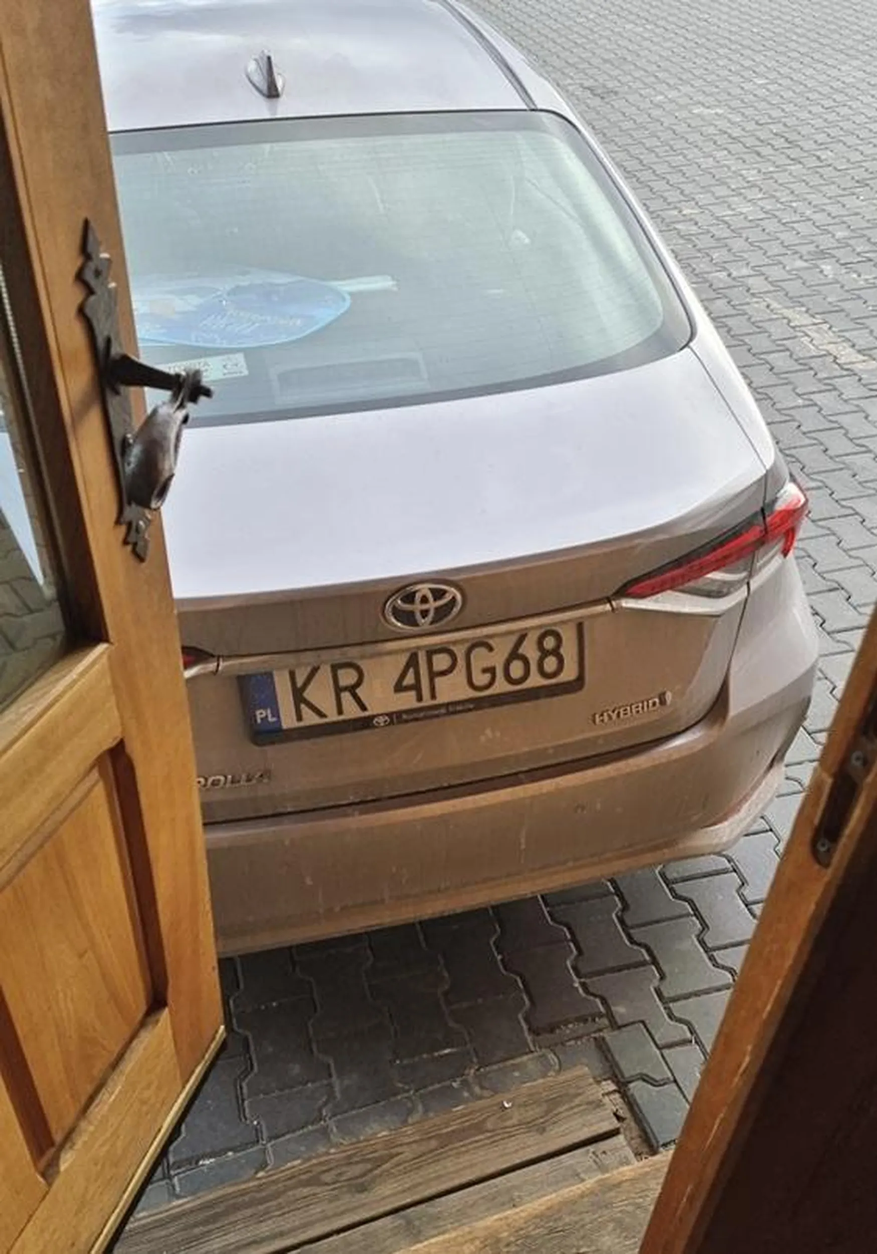 Niesamowite jakim idiotą trzeba być żeby tak zastawić drzwi wejściowe i zmuszać do przeciskania się między drzwiami a tym gruzem... Szczególnie, że parking jest ogromny i w większości pusty