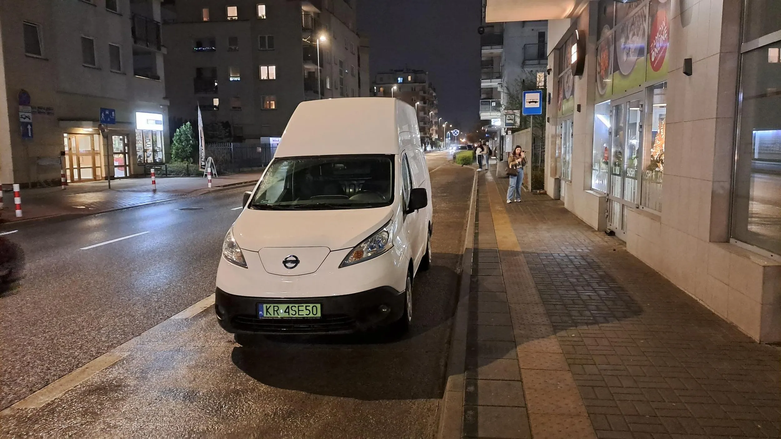 Intruz. Parkuje w zatoce autobusowej.