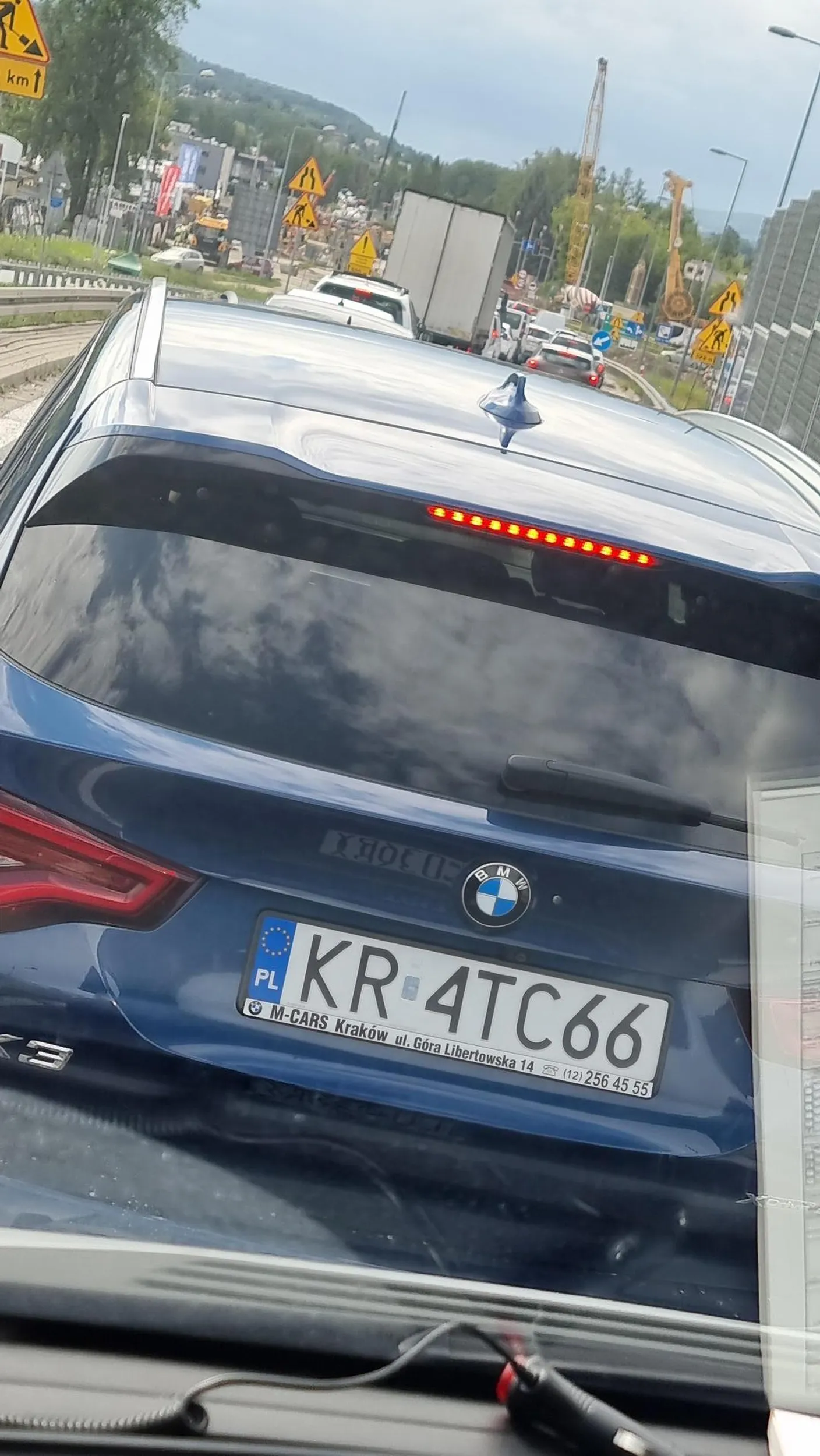 Starsza Pani powinna dawno siedzieć w domu zamiast stwarzać niebiezpieczenstwo na drodze samochodem w leasingu