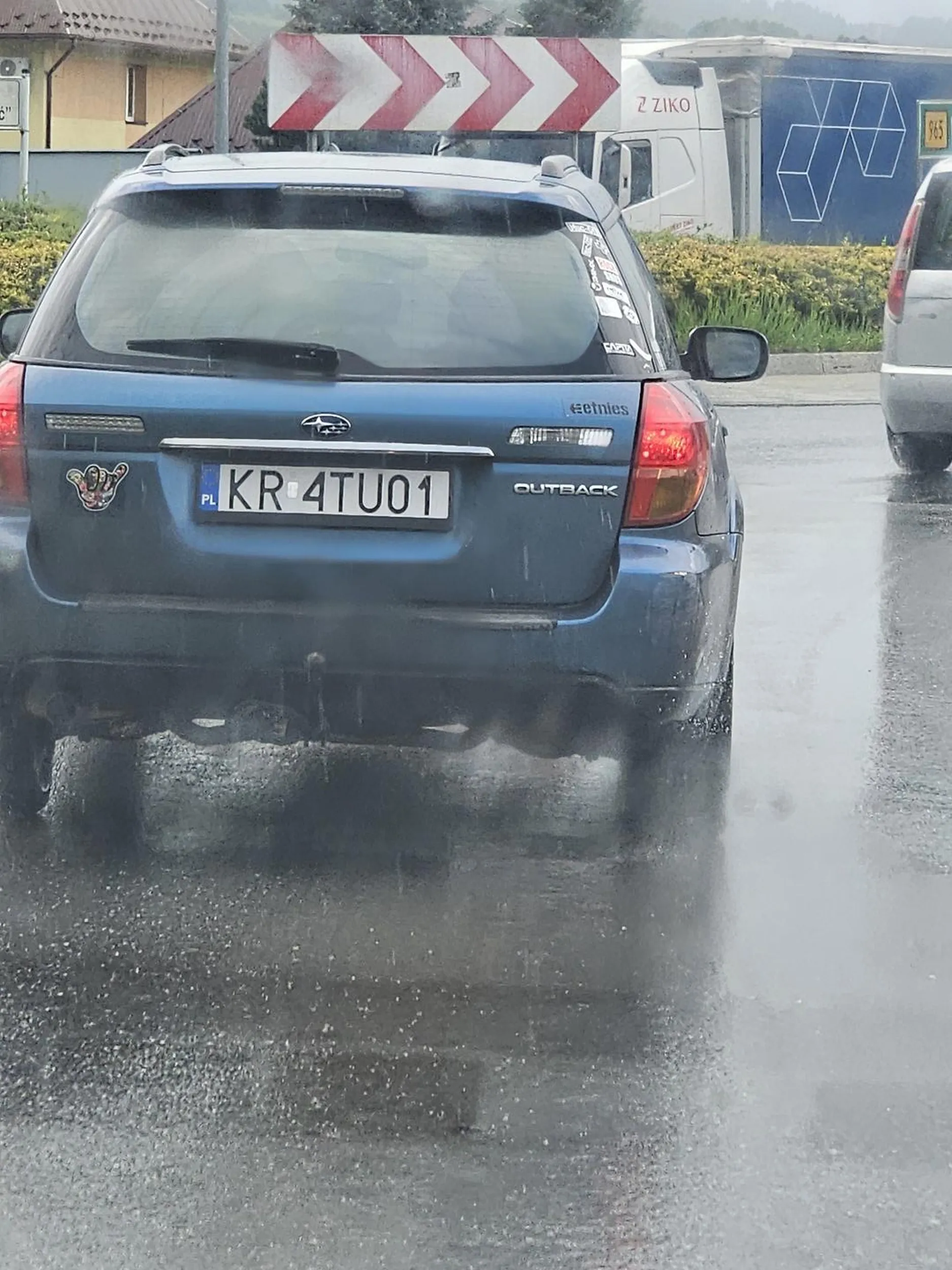 Przepisy ruchu drogowego ciebie tez dotyczą. Książę klapki na oczach i ustępujcie mu wszyscy