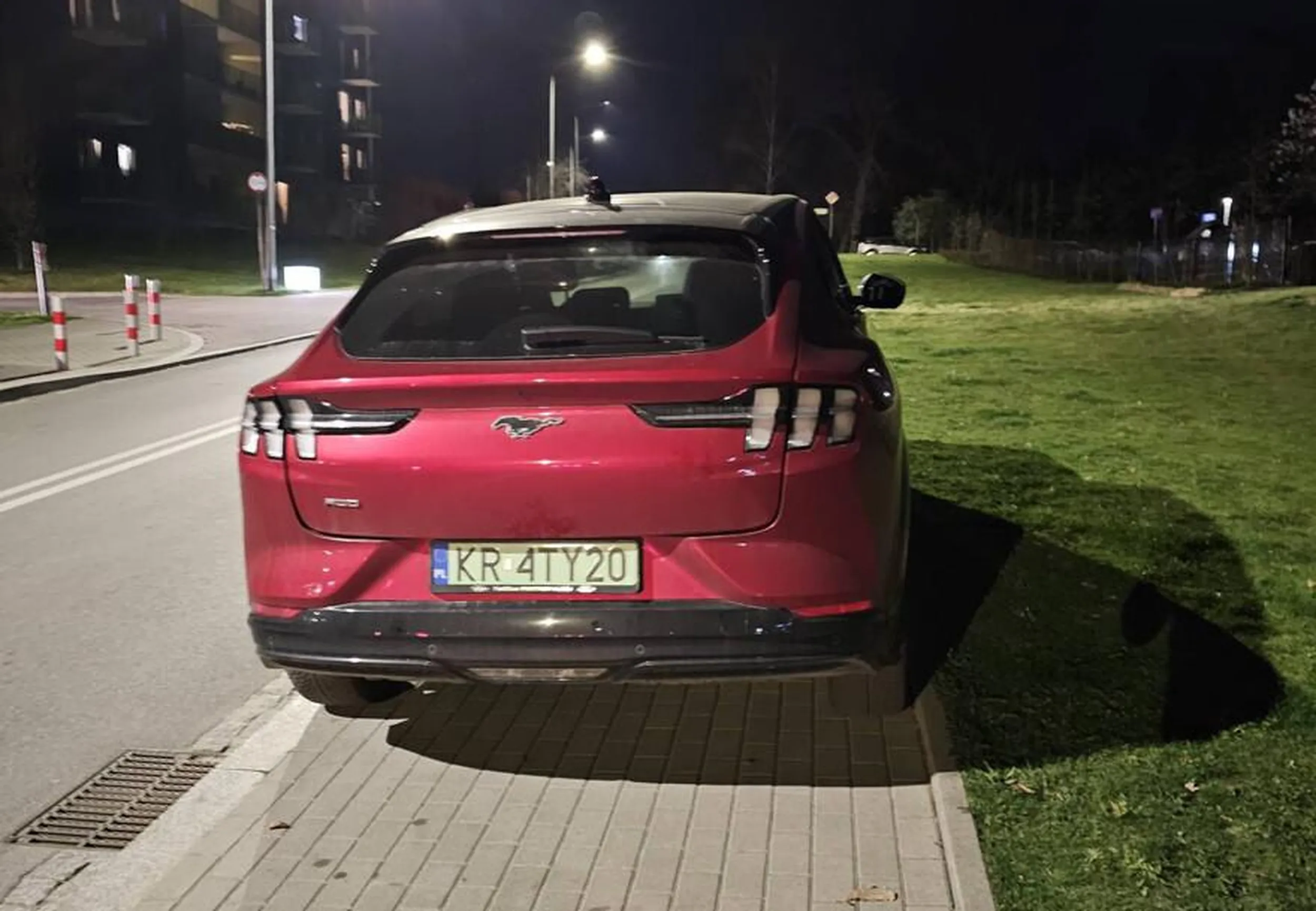 więcej chodnika się nie dało zająć gamoniu?