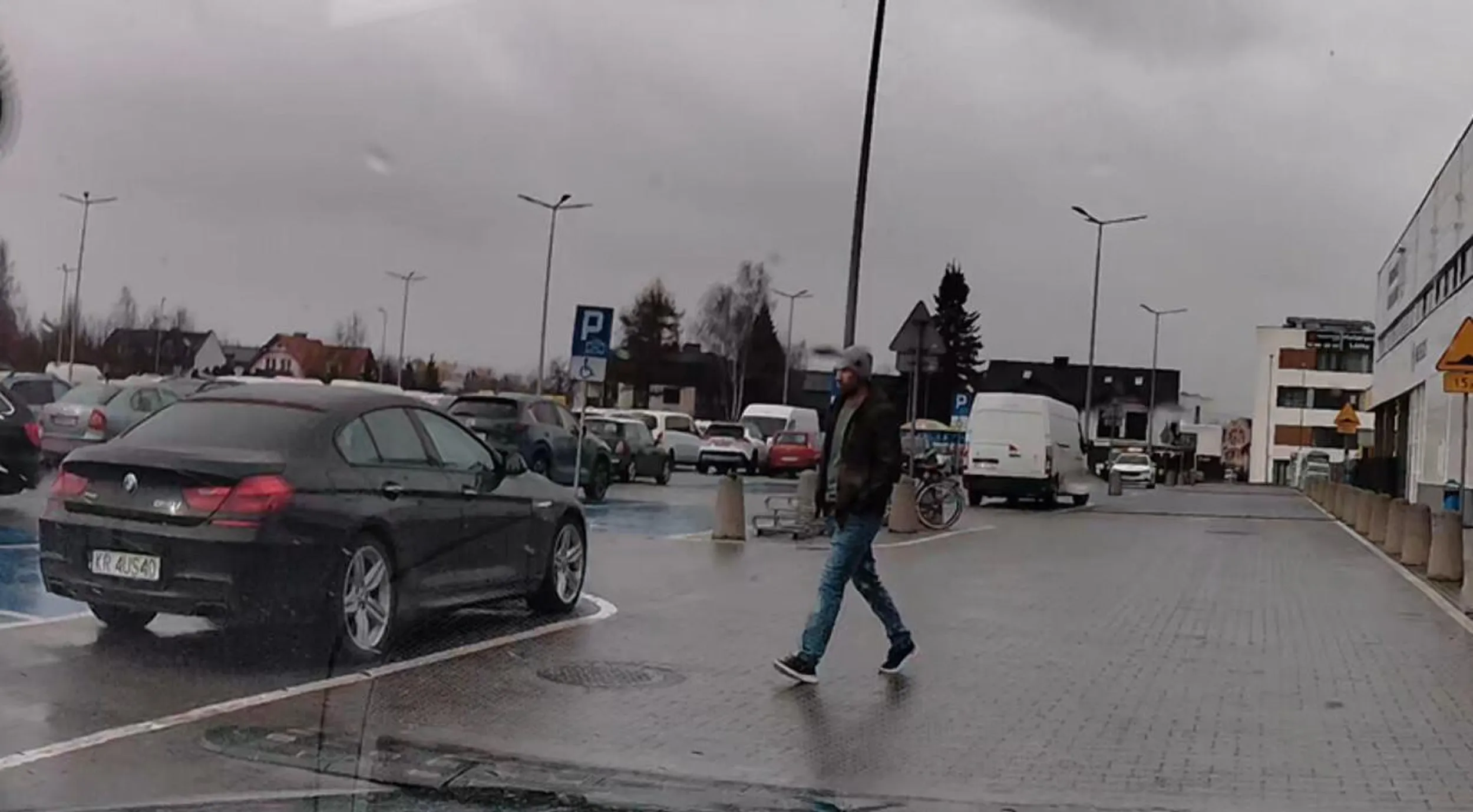 gamoń ma pełno wolnych miejsc na parkingów, ale dupy się nie chce ruszyć i parkuje najbliżej wejścia jak się da, utrudniając widoczność na parkingu