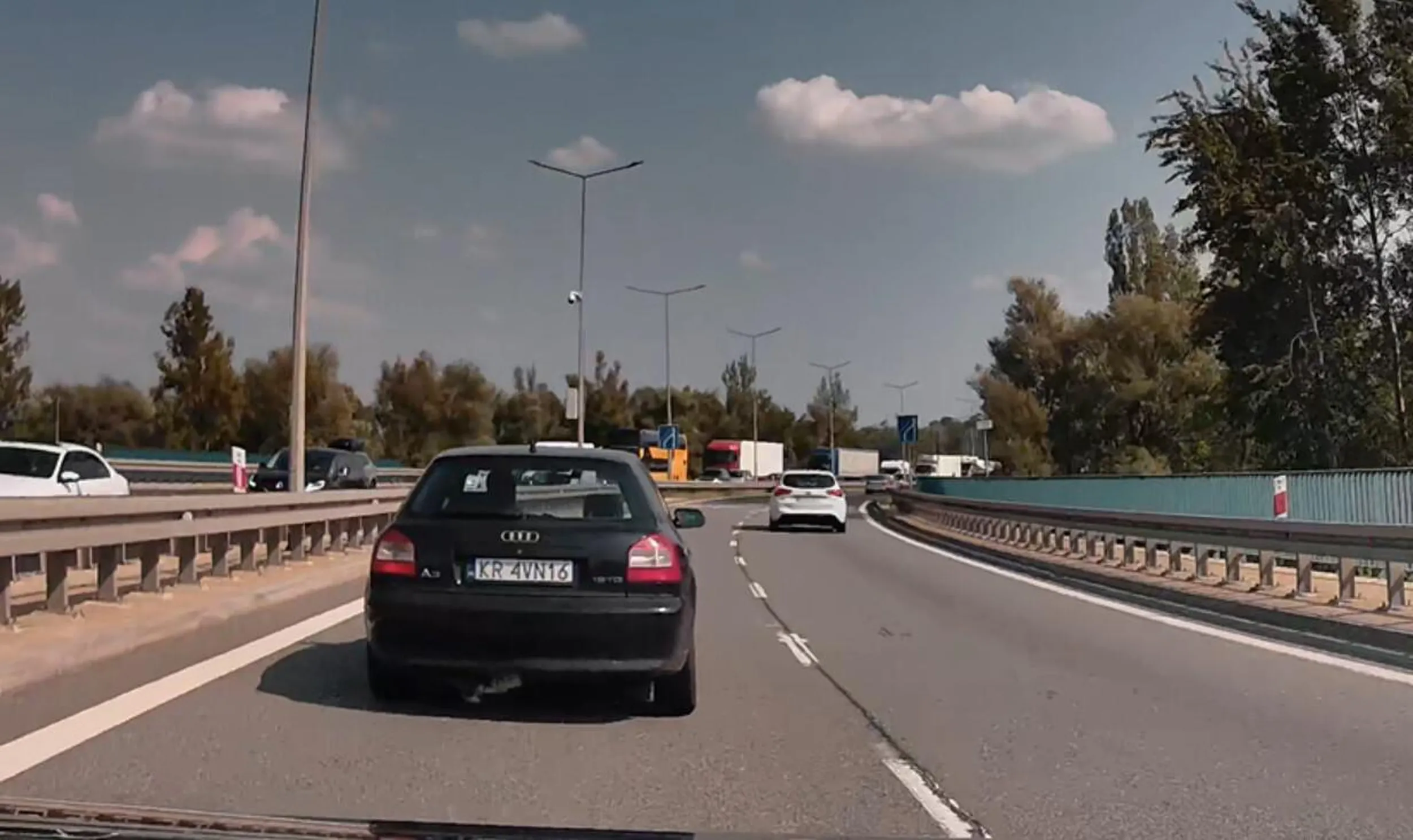 zakochany w lewym pasie, celowo zajeżdża drogę żeby uniemożliwić wyprzedzanie