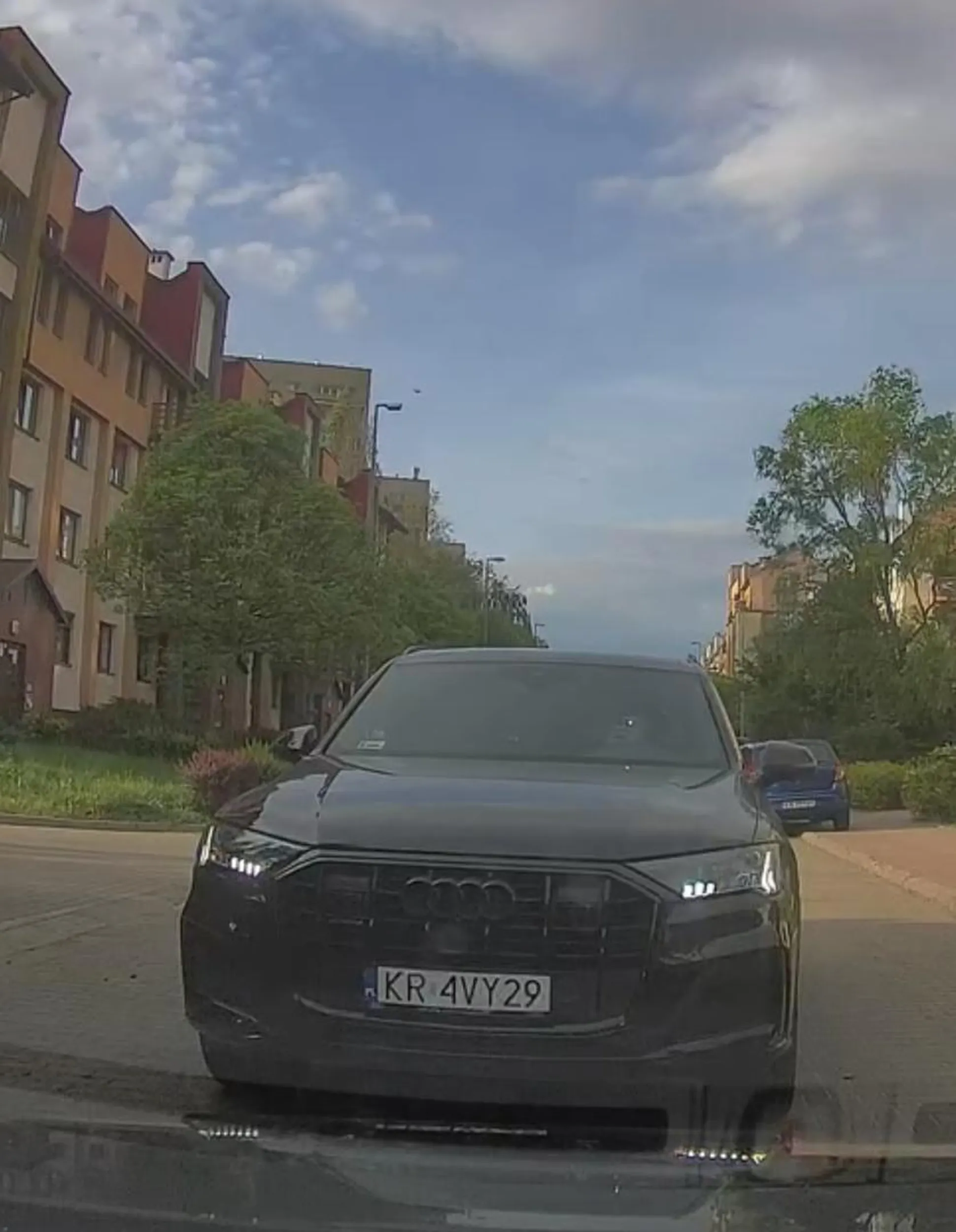 Pani się w****la i nie chce cofnąć i robi zdjęcia ?