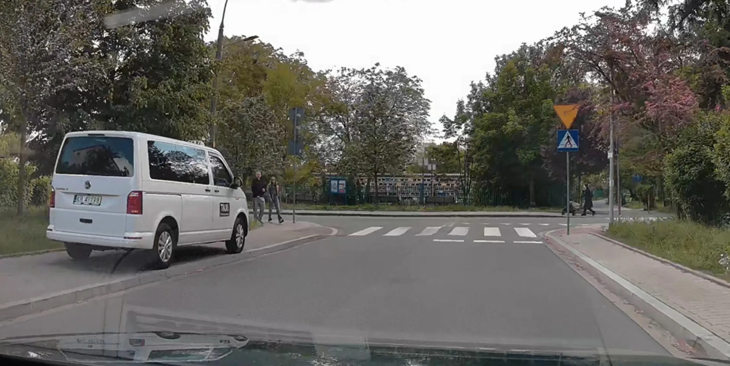 głąb parkuje na całej szerokości chodnika, do tego tuż przed przejściem dla pieszych