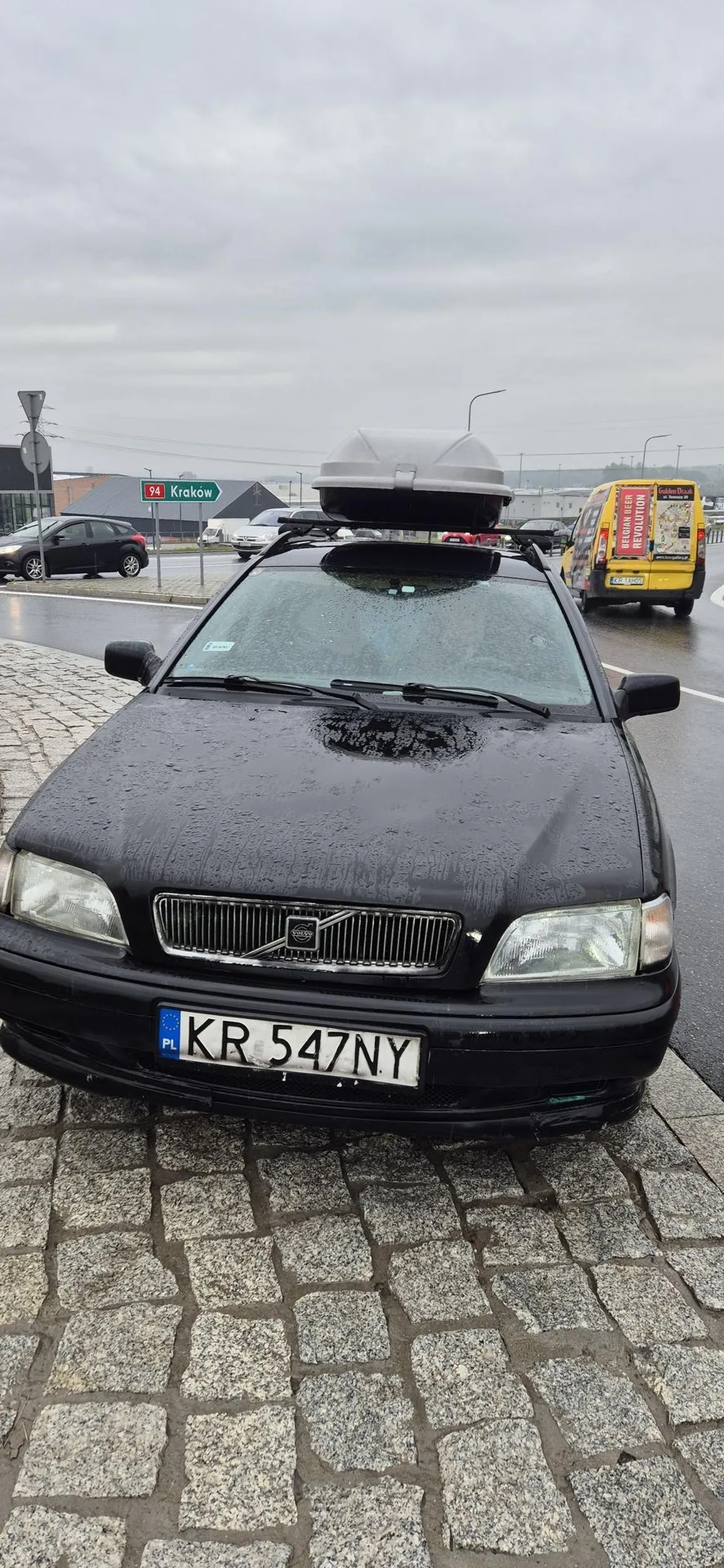 Stary dziad wpadł w poślizg na rondzie turbinowym, a skoro już tak stoi to kontynuje jazdę pod prąd, bo mu śmieci w aucie utrudniają wrzucenie wstecznego. Nie chce zawrócić i awanturuje się na środku skrzyżowania. Dobrze, że nikogo nie zabił. Dopiero po telefonie na 112 zawrócił i pojechał w odpowiednim kierunku.