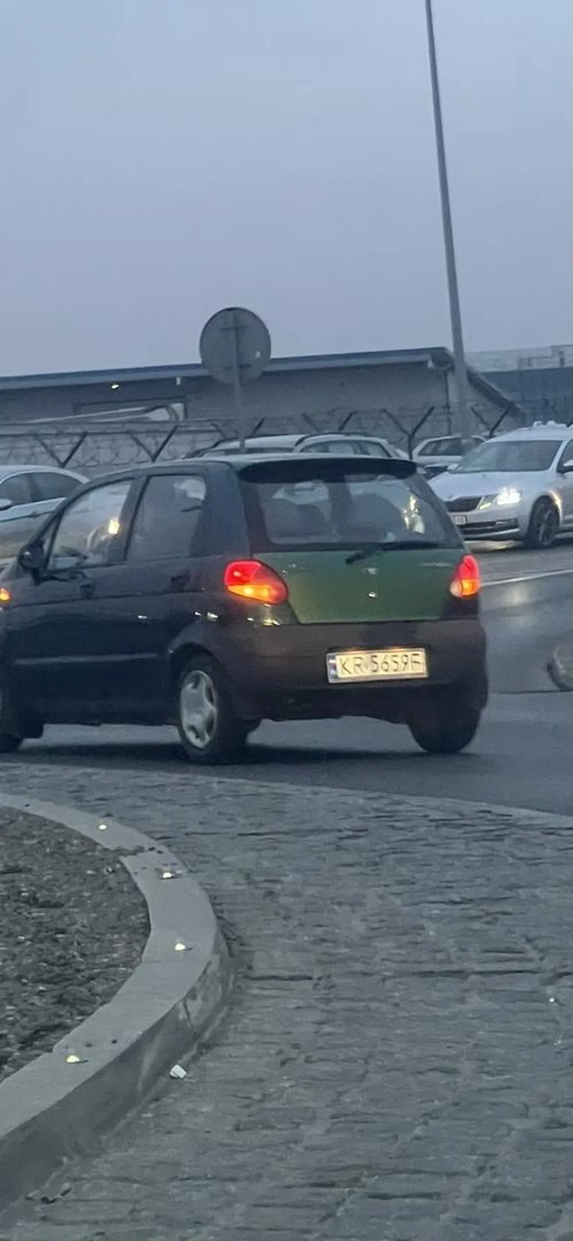 Kierowca matiza który nie stosuje sie do przepisów ruchu drogowego. Wyprzedza poboczem nie sygnalizując w żaden sposób że włącza sie do ruchu. Nie pozdrawiam, pluje.