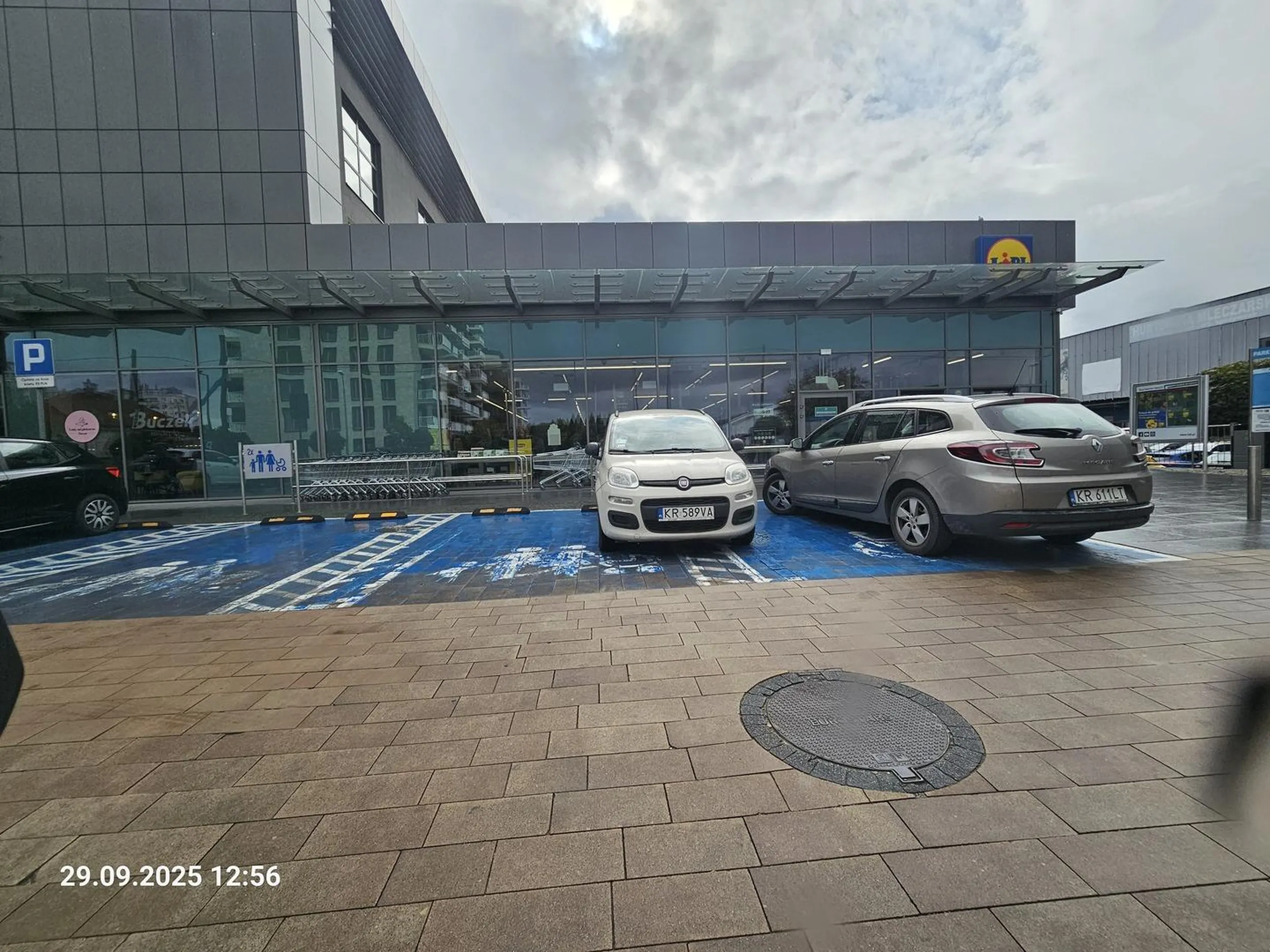 No to jest zajęcie dwóch miejsc na raz. Pani nawet do lidla nie wstąpiła, a zajmuje miejsca. Ludzie obok muszą parkować..