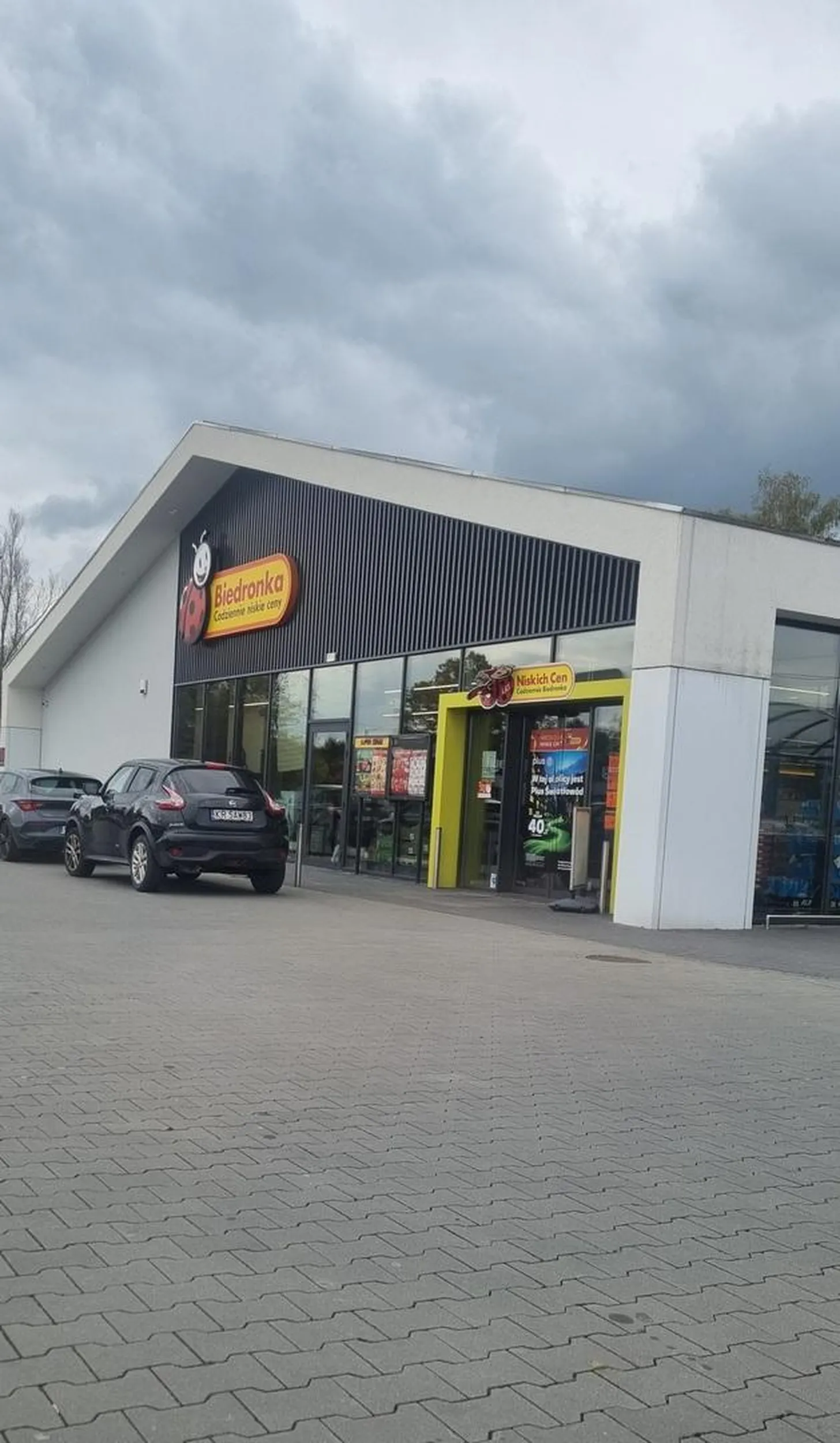 Bliżej sie nie dało?! Pół parkingu było wolnego! Durne babsko