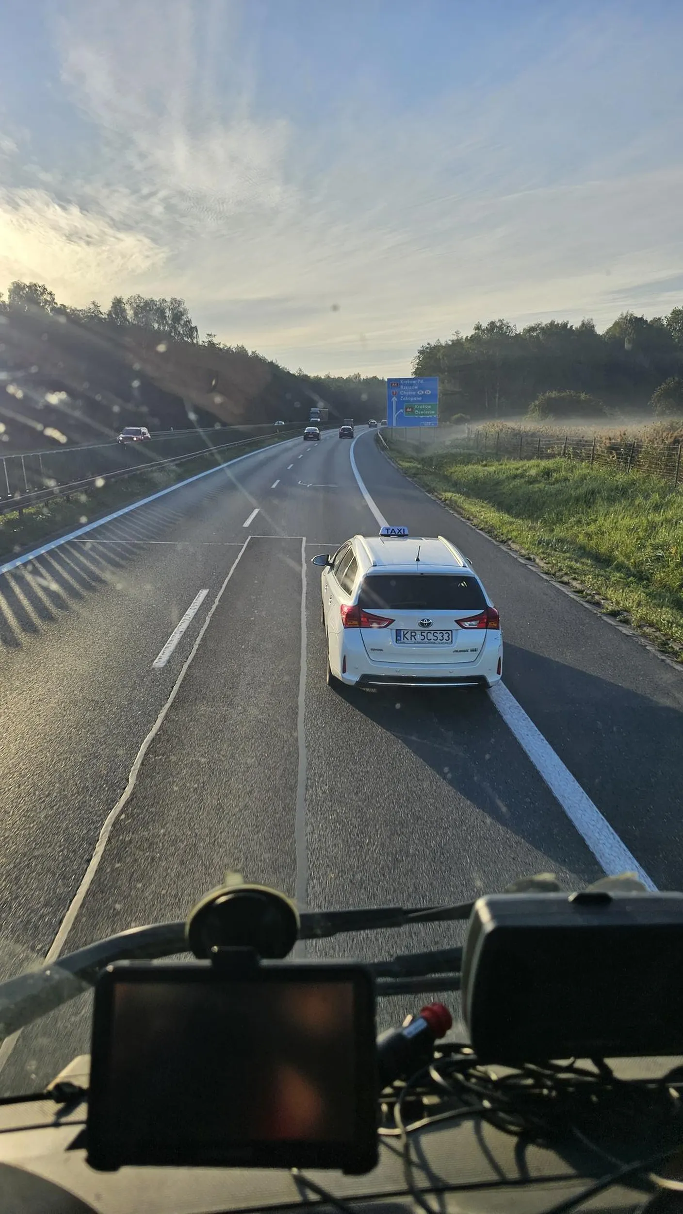 Naucz się jeździć bo ludzi wozisz i stwarzasz niebezpieczeństwo na autostradzie zmuszając innych to hamowania.