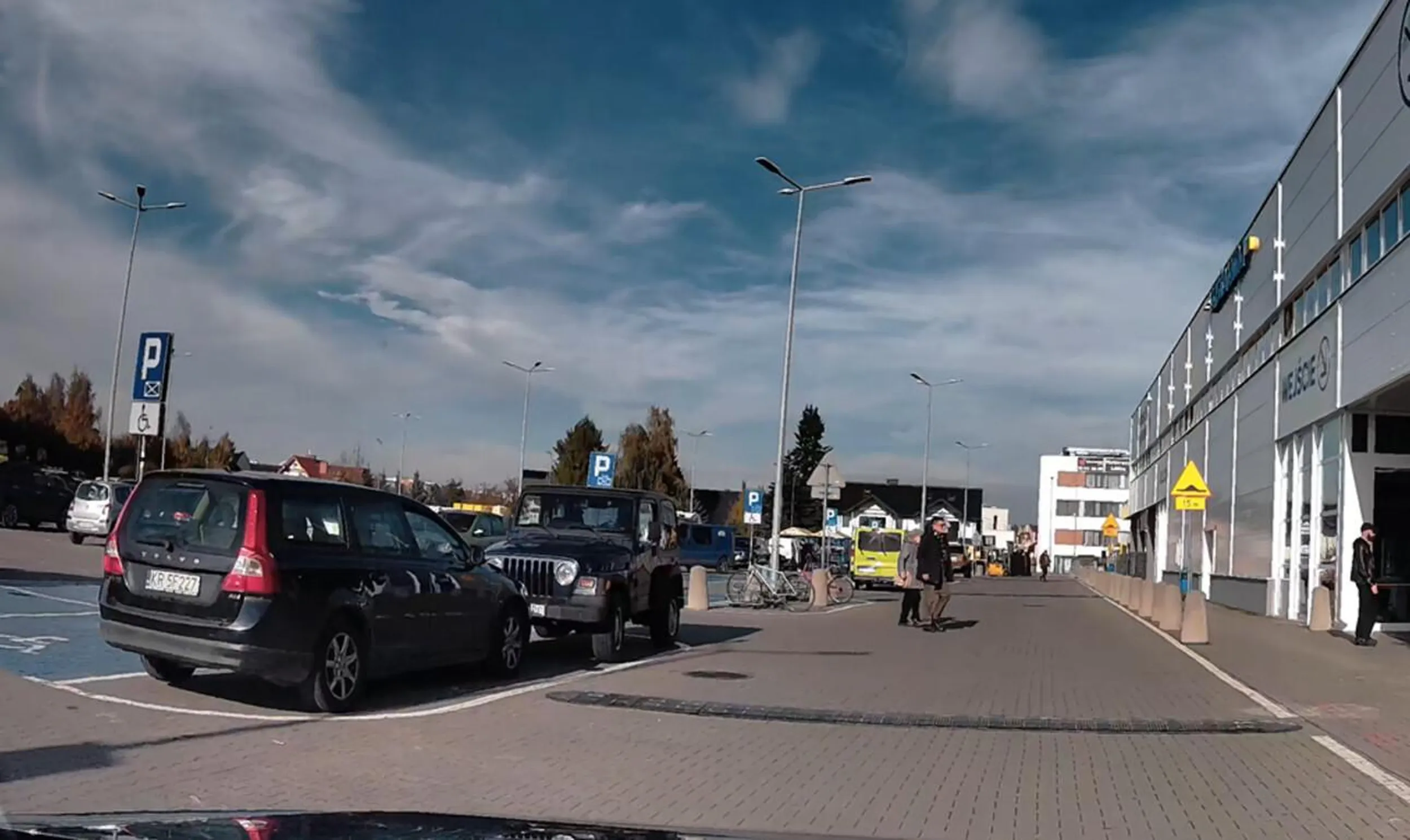 na parkingu masa wolnych miejsc, ale ciele musi zaparkować przy samym wejściu i utrudniać życie kierowców