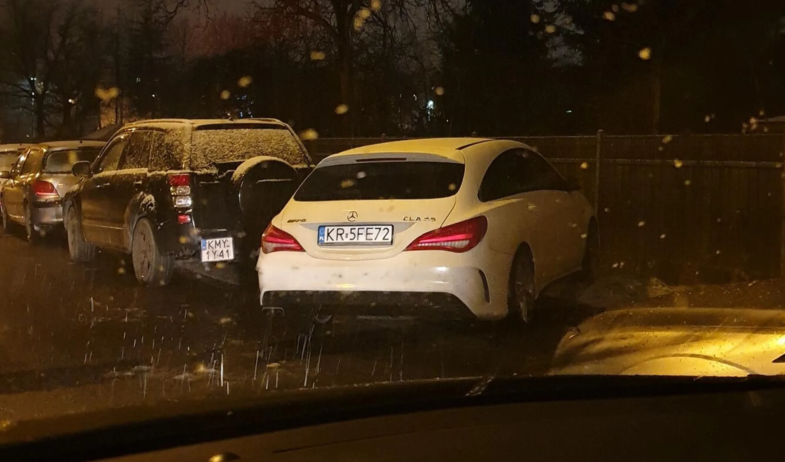 gamoń parkuje zajmując cały chodnik