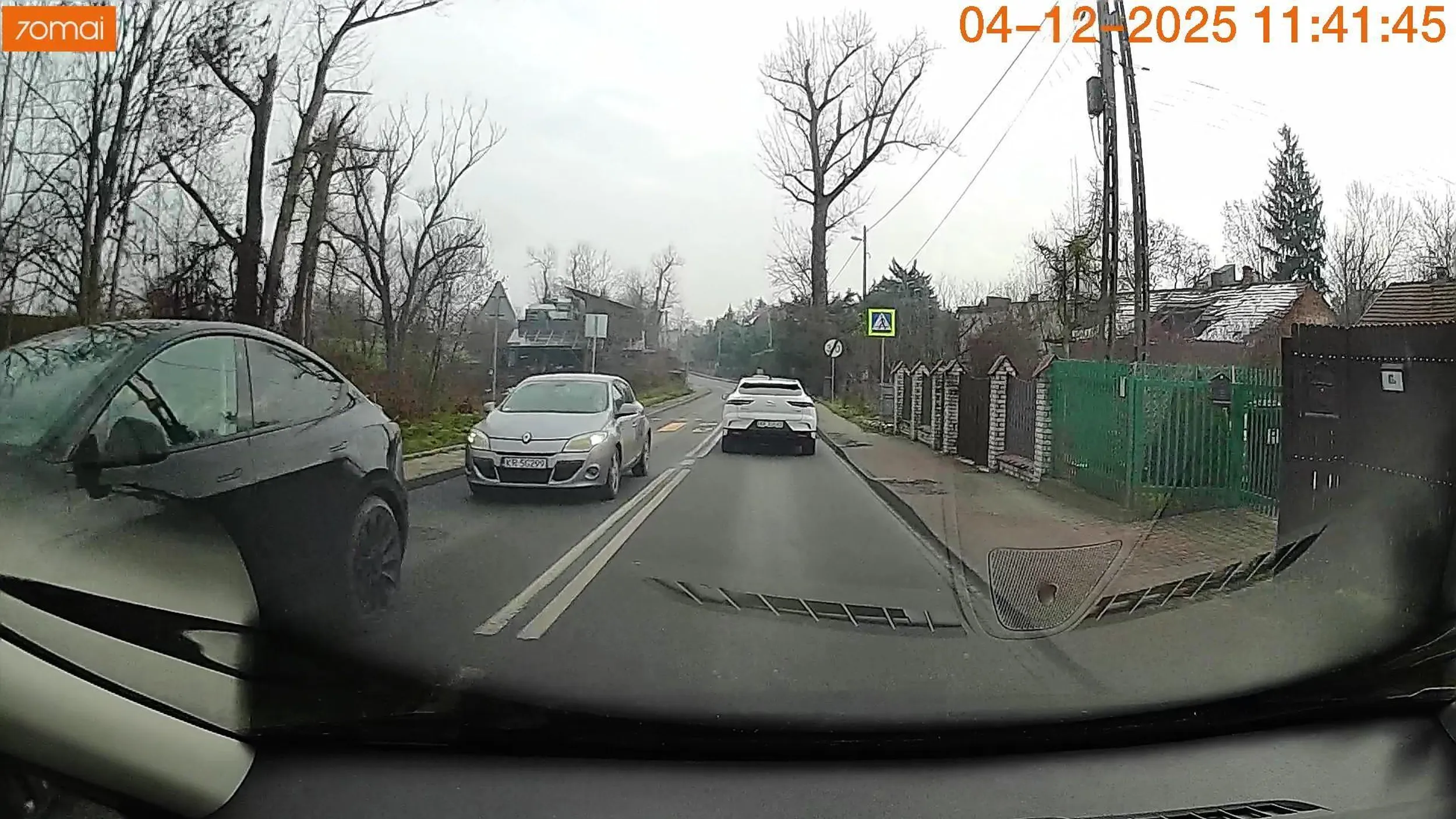 Pani trzyma te ręce na kierownicy,a nie z telefonem jeździ.