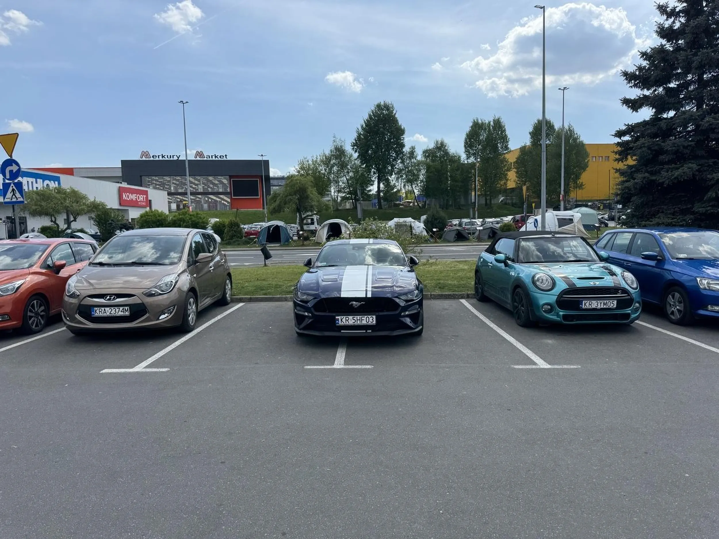 Ciekawe czy możliwość parkowania na dwóch miejscach jest w tym modelu w standardzie, czy jest to opcja dodatkowo płatna…