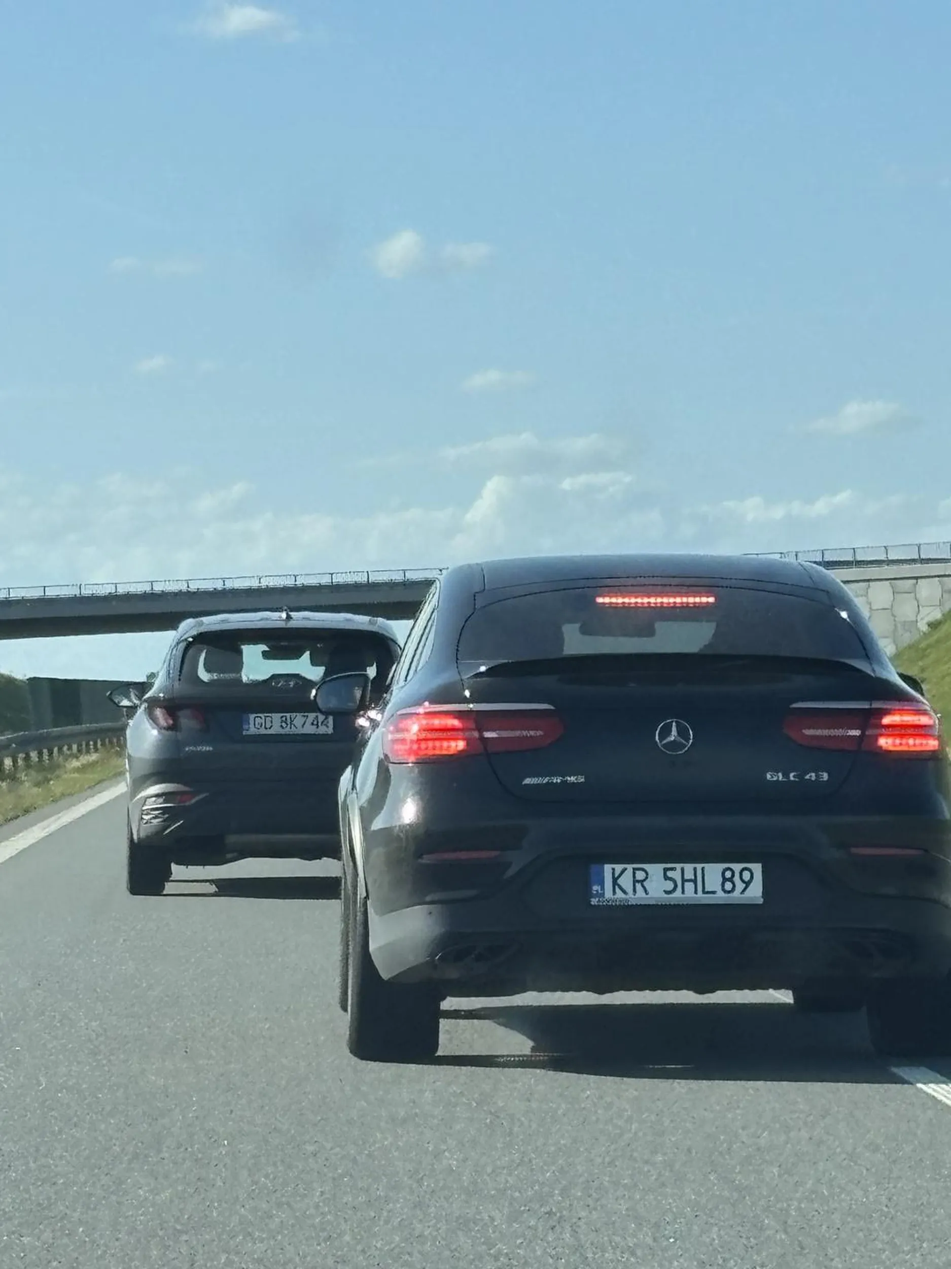 Zjeb, który stwarza niebezpieczne sytuacje, pogania długimi, jedzie dwoma pasami.