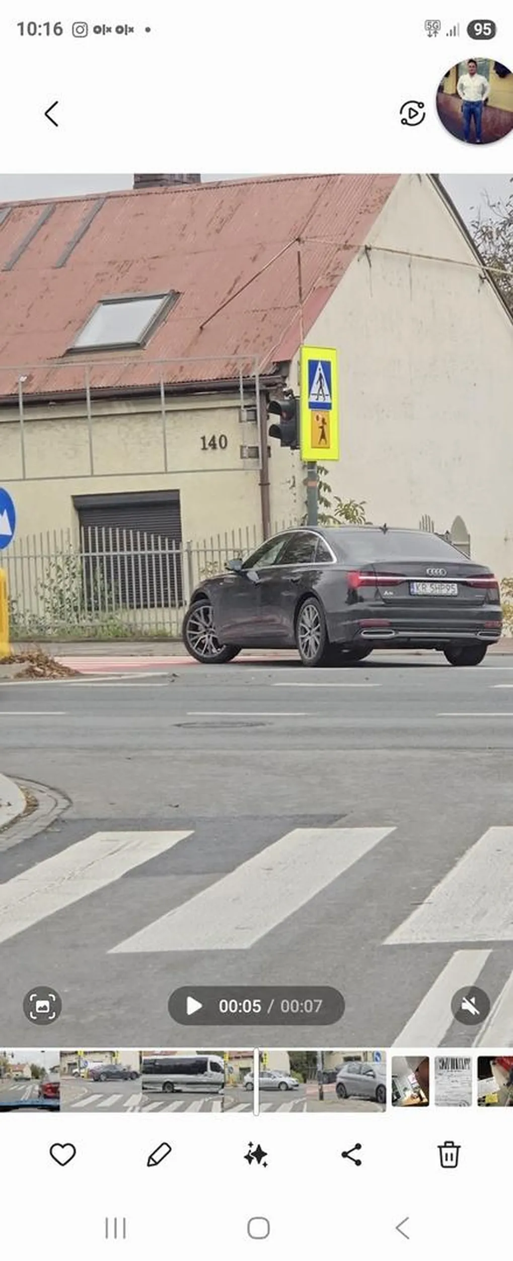 Zawraca na zakopiance w miejscu bez PASA do zawracania. Powodując masakryczne zagrożenie wypadku gdzie sa bardzo często. No świr trąbią że zaraz na niego najadą a ten dalej stoi i czeka. NO świr!