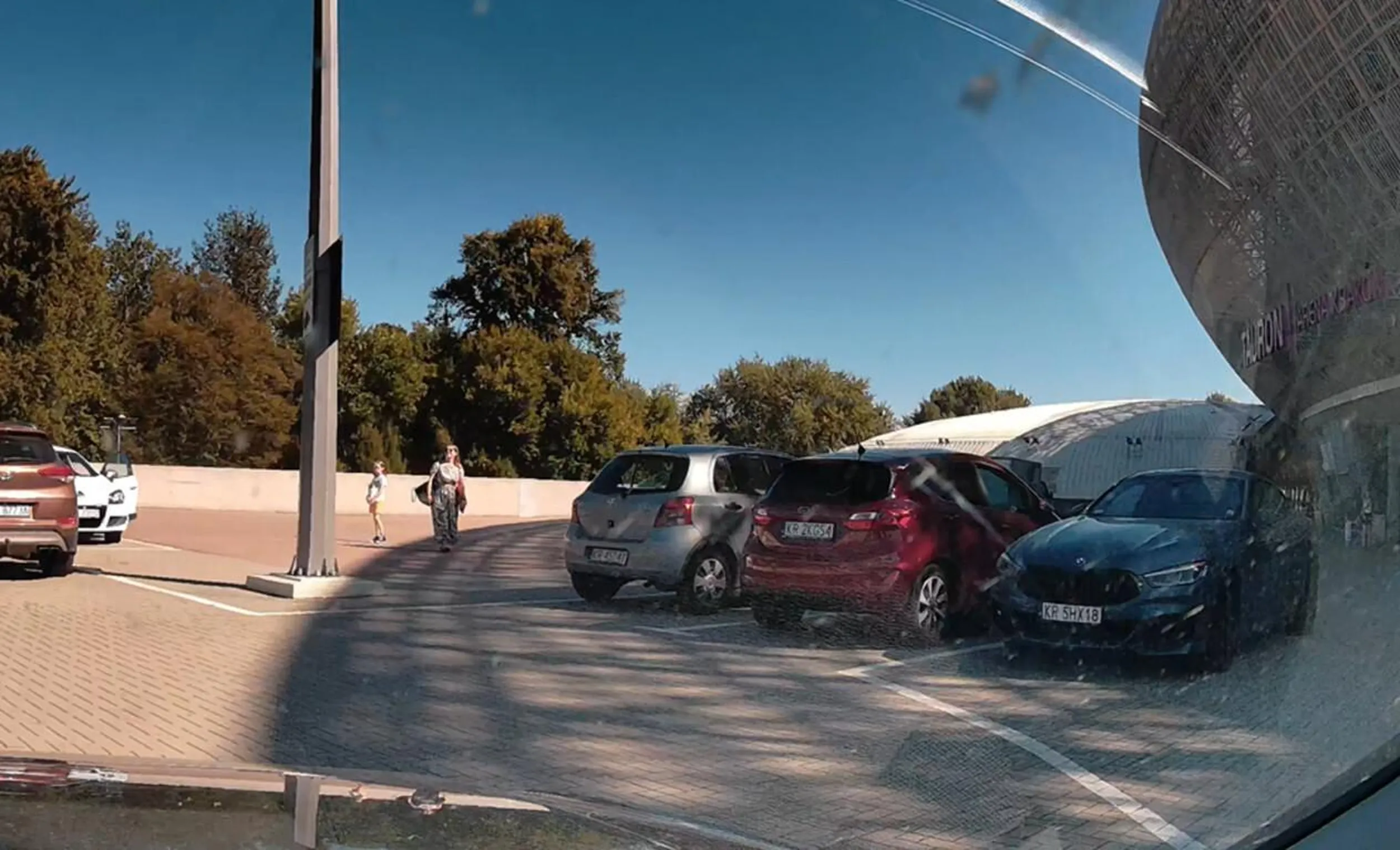 kurdupel nie potrafi zaparkować w wyznaczonych miejscach, mimo w połowie pustego parkingu