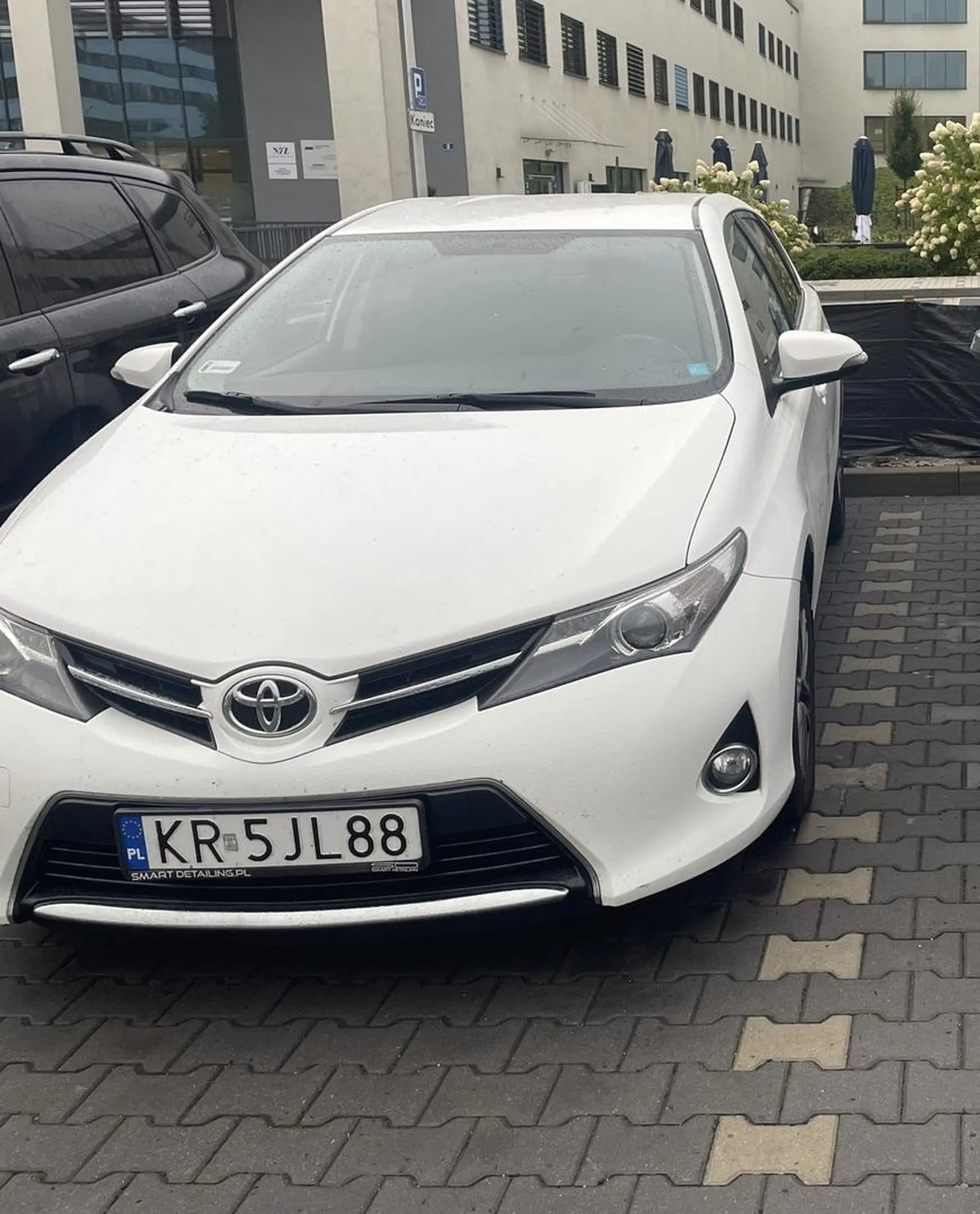 Blondynka po zaparkowaniu otwiera z całym impetem drzwi (nawet jeśli właściciel drugiego auta siedzi w środku) i po zwróceniu uwagi i oględzinach auta czepia się że ktoś zwraca jej uwagę i ma z tym problem. Twierdzi że pracuje w ubezpieczeniach i policja nie przyjedzie do takiego zdarzenia. 0 przepraszam, 0 numeru telefonu, szybka ucieczka bo „się spieszy”. Uważać i oglądać dokładnie własny samochód. Jej samochód to biała Toyota