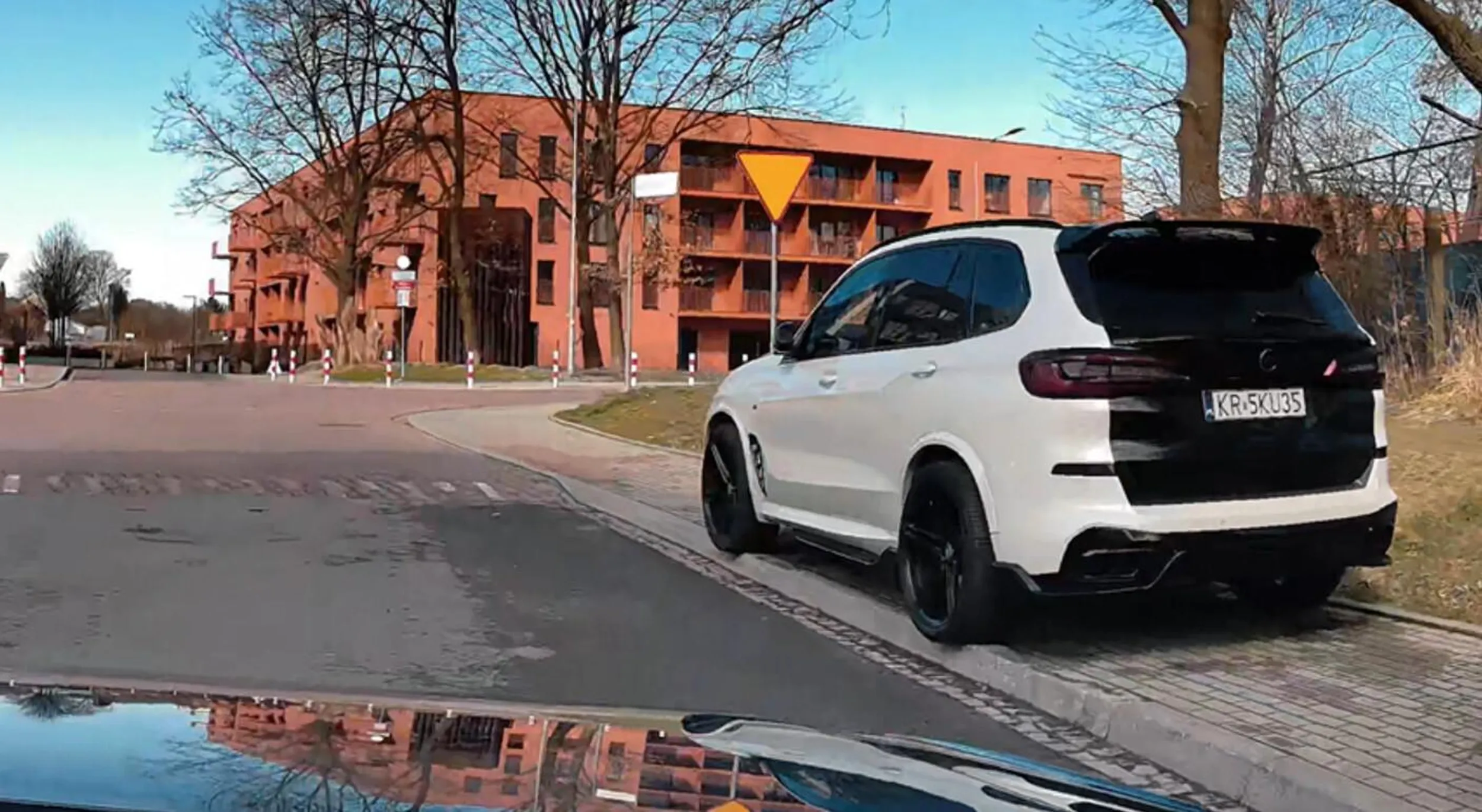 Ty, gruby - zamiast na chodniku, zaparkuj w miejscu wyznaczonym. Piesi odzyskają chodnik, a ty spalisz trochę tłuszczu tym krótkim spacerkiem.