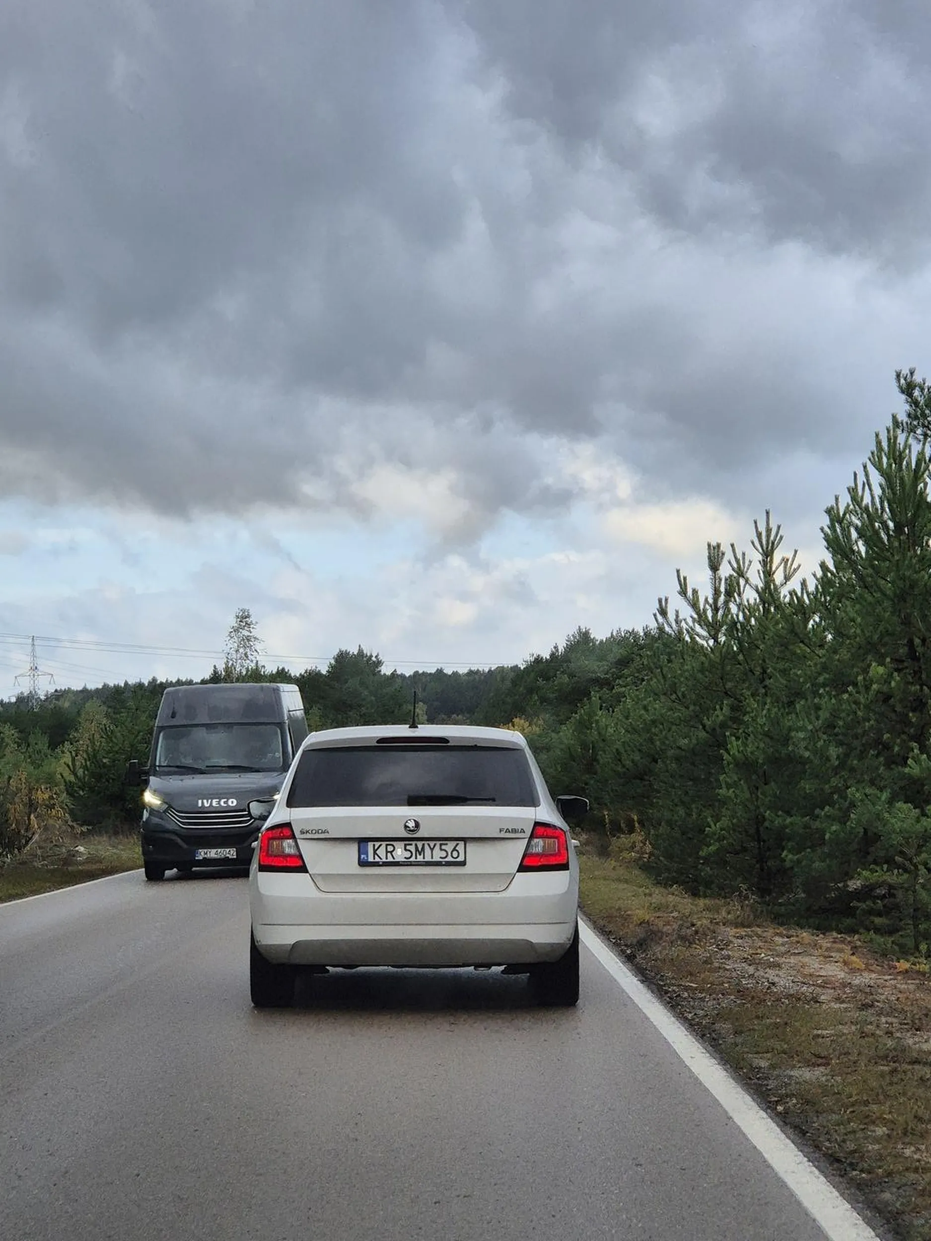 Jak można tak jeździć? Skoro nie zdajesz sobie sprawy z zasad ruchu drogowego to lepiej zostań w domu i nie rób problemów innym.