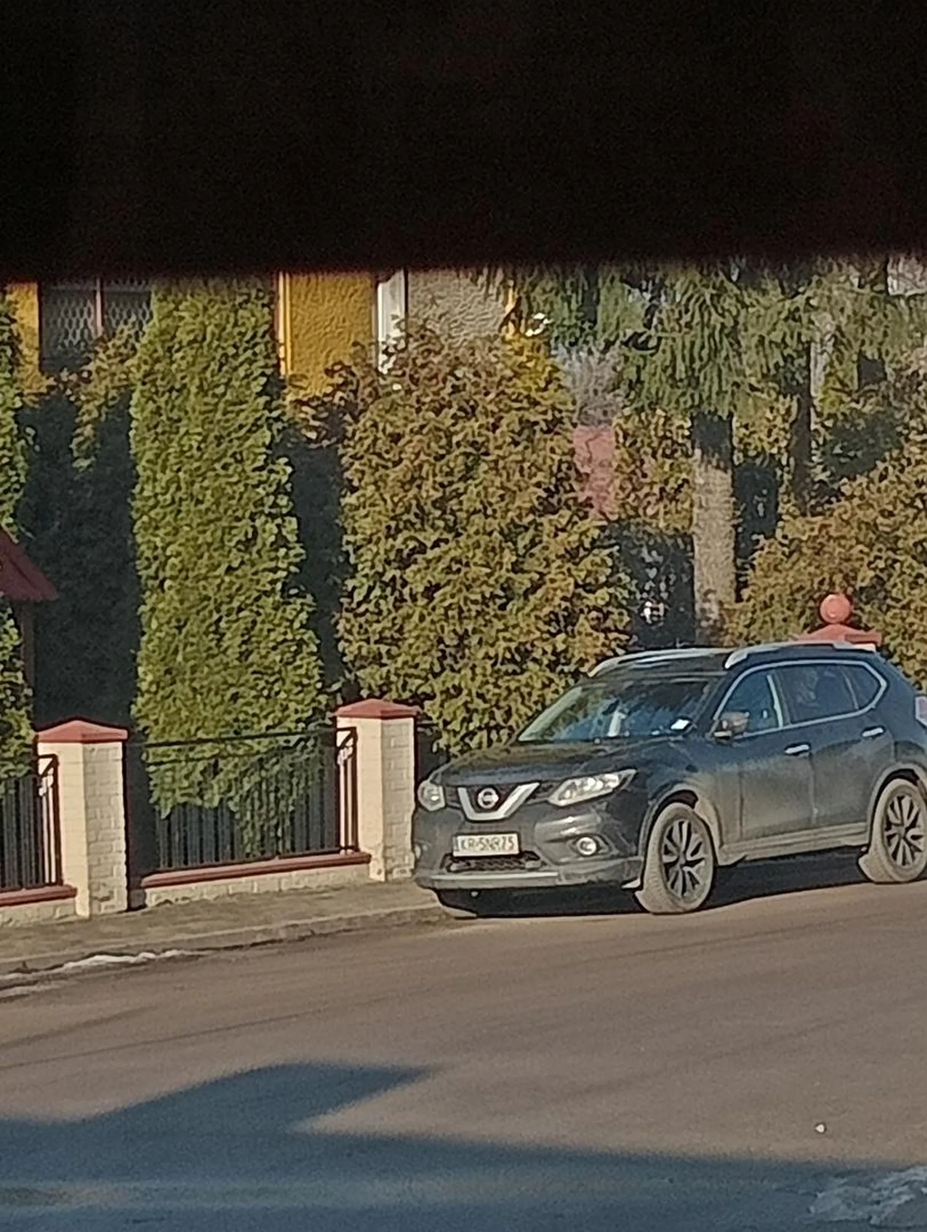 Kościółek na chodniku w nissana