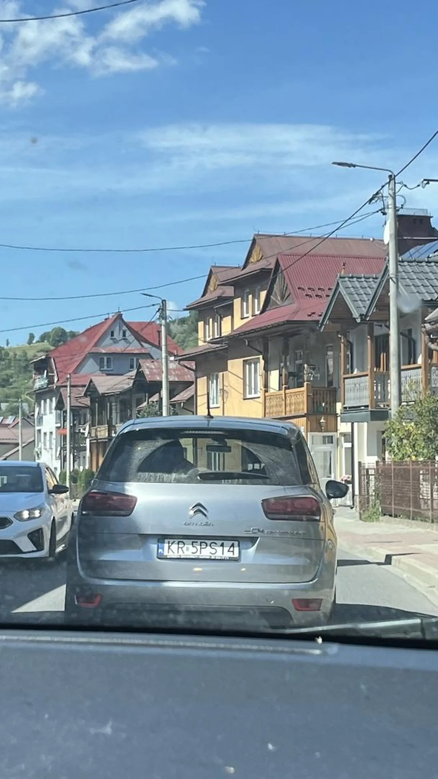 Stanowi bezpośrednie zagrożenie na drodze. Jedzie 25 na 50. Hamuje na prostej drodze. Jedzie środkiem jezdni. Nie umie odmierzyć odległości od nadjeżdżającego z drugiej strony pojazdu. Nie powinna ta osoba mieć prawa jazdy
