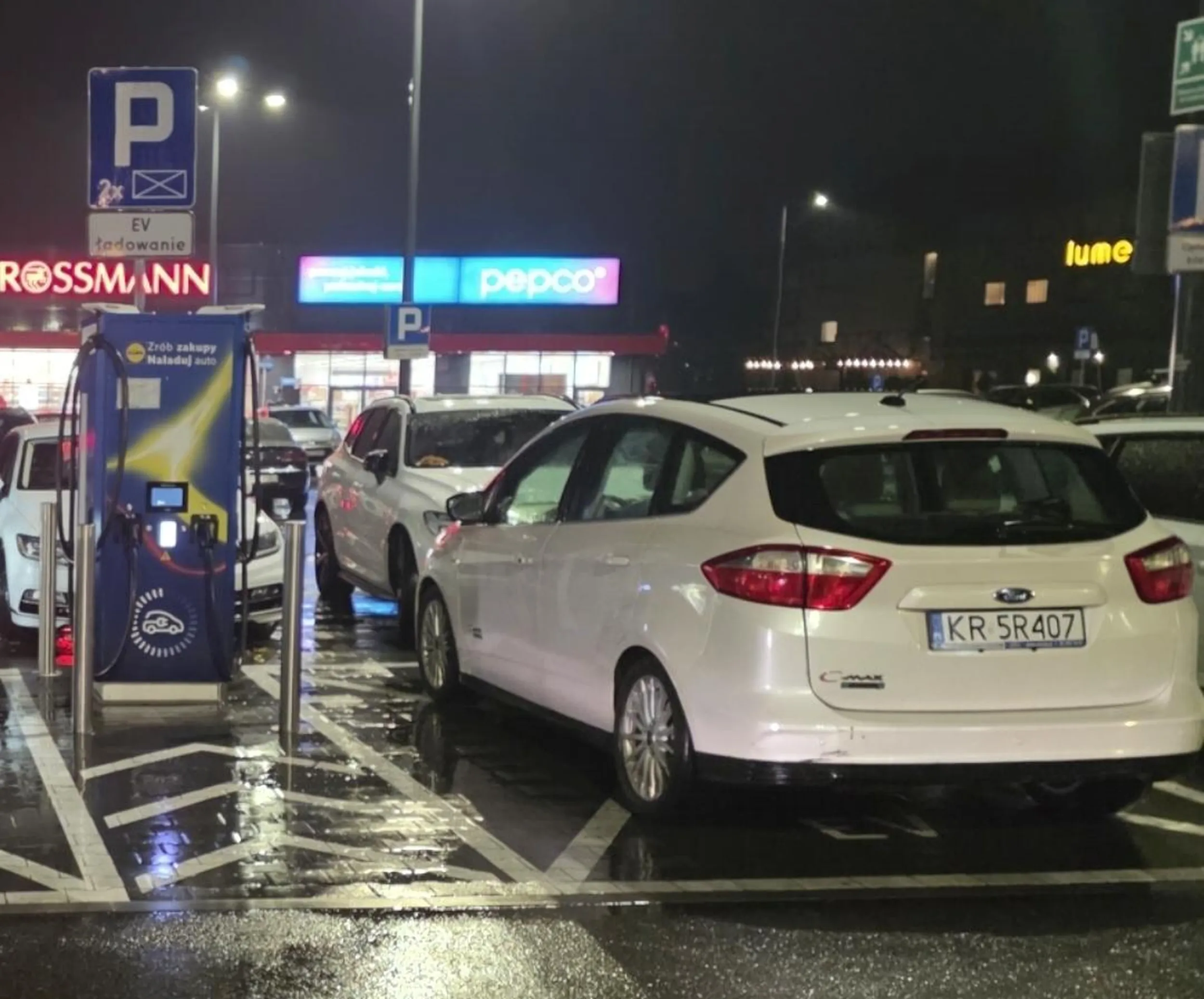 Ogarnięcie, że ładowarka służy do ładowania a nie do tego, żeby było bliżej do Lidla przekracza rozumek tego kierowcy.