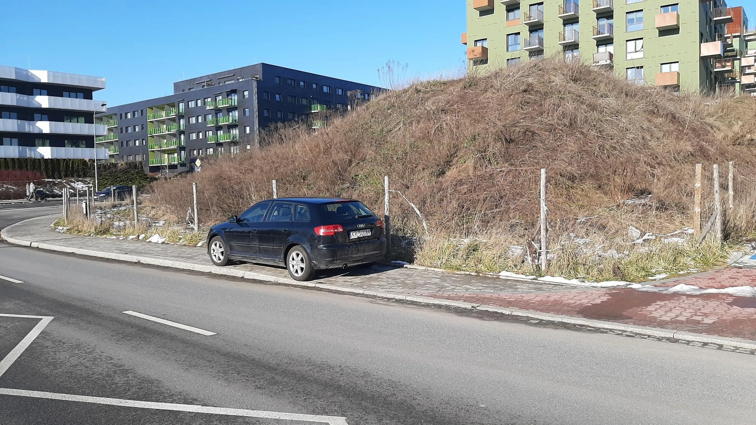 Parkowanie na całej szerokości chodnika