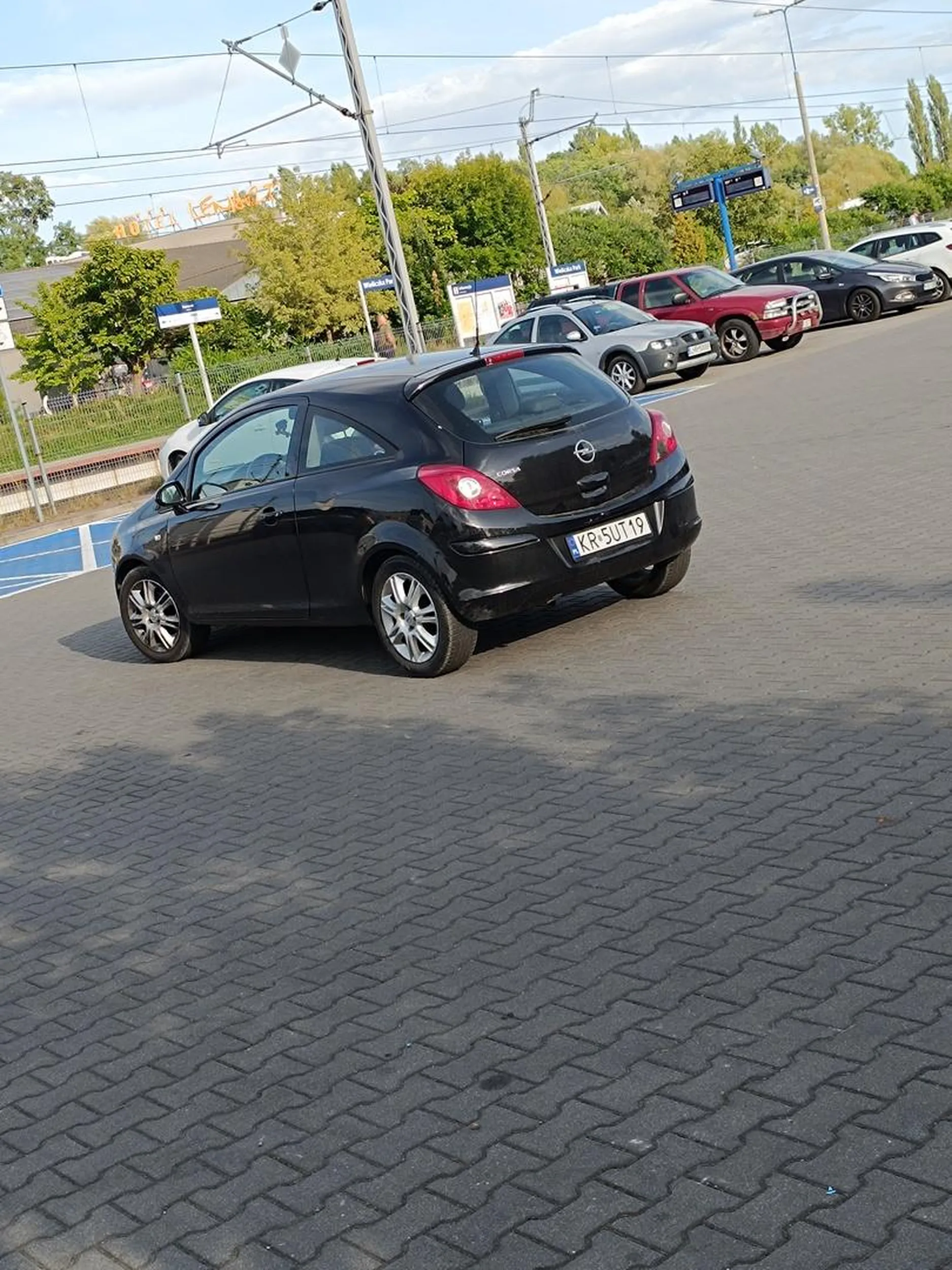Samochód zaparkowany na środku pasa ruchu na parkingu. Ja rozumiem brak miejsca ale miejmy trochę wyobraźni.
