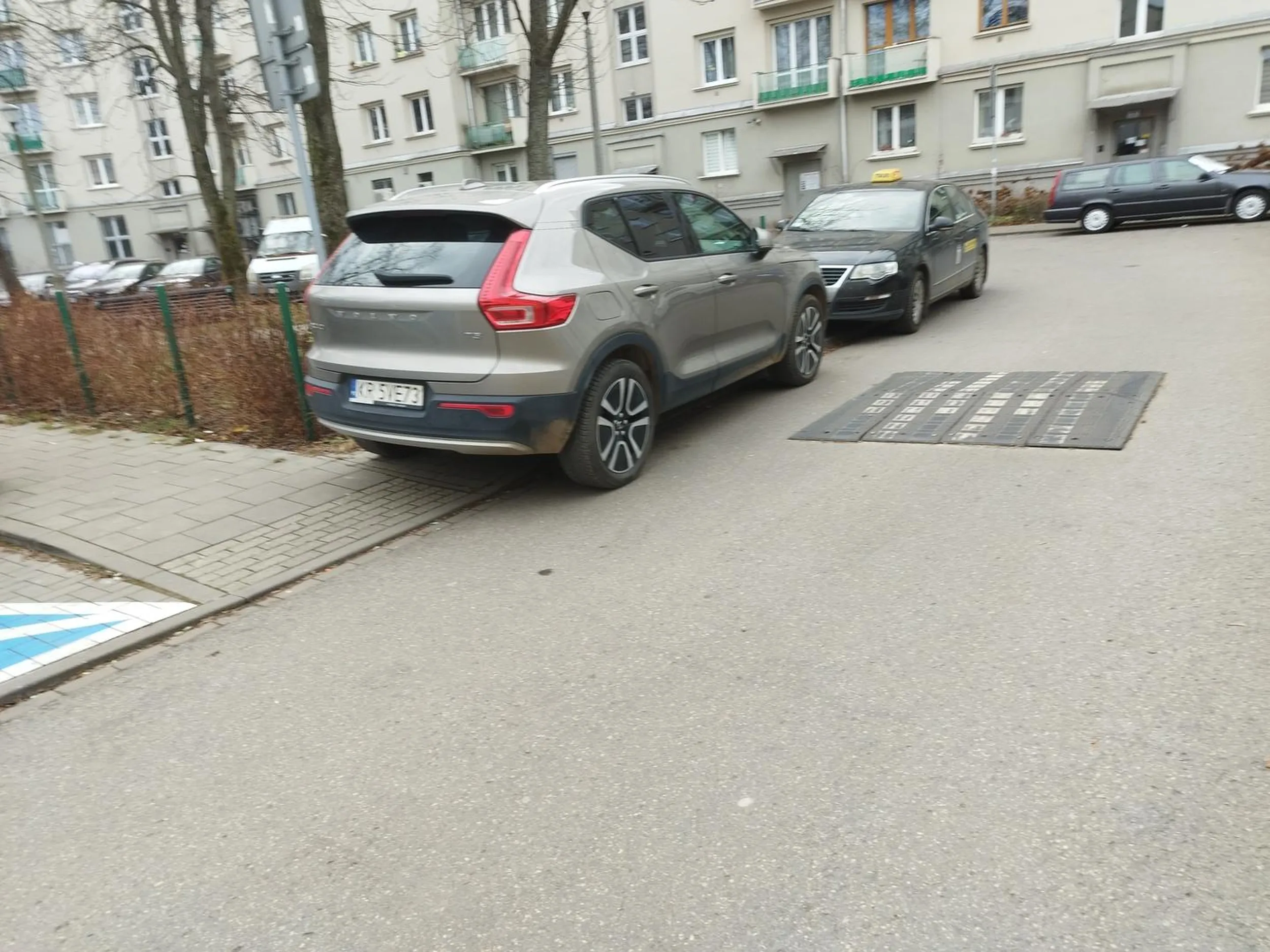 Kierowca tego VOLVO za nic ma znaki zakazu, wjechał i zaparkował pod prąd na ulicy jednokierunkowej, do tego nie na wyznaczonym miejscu postojowym, a na chodniku.