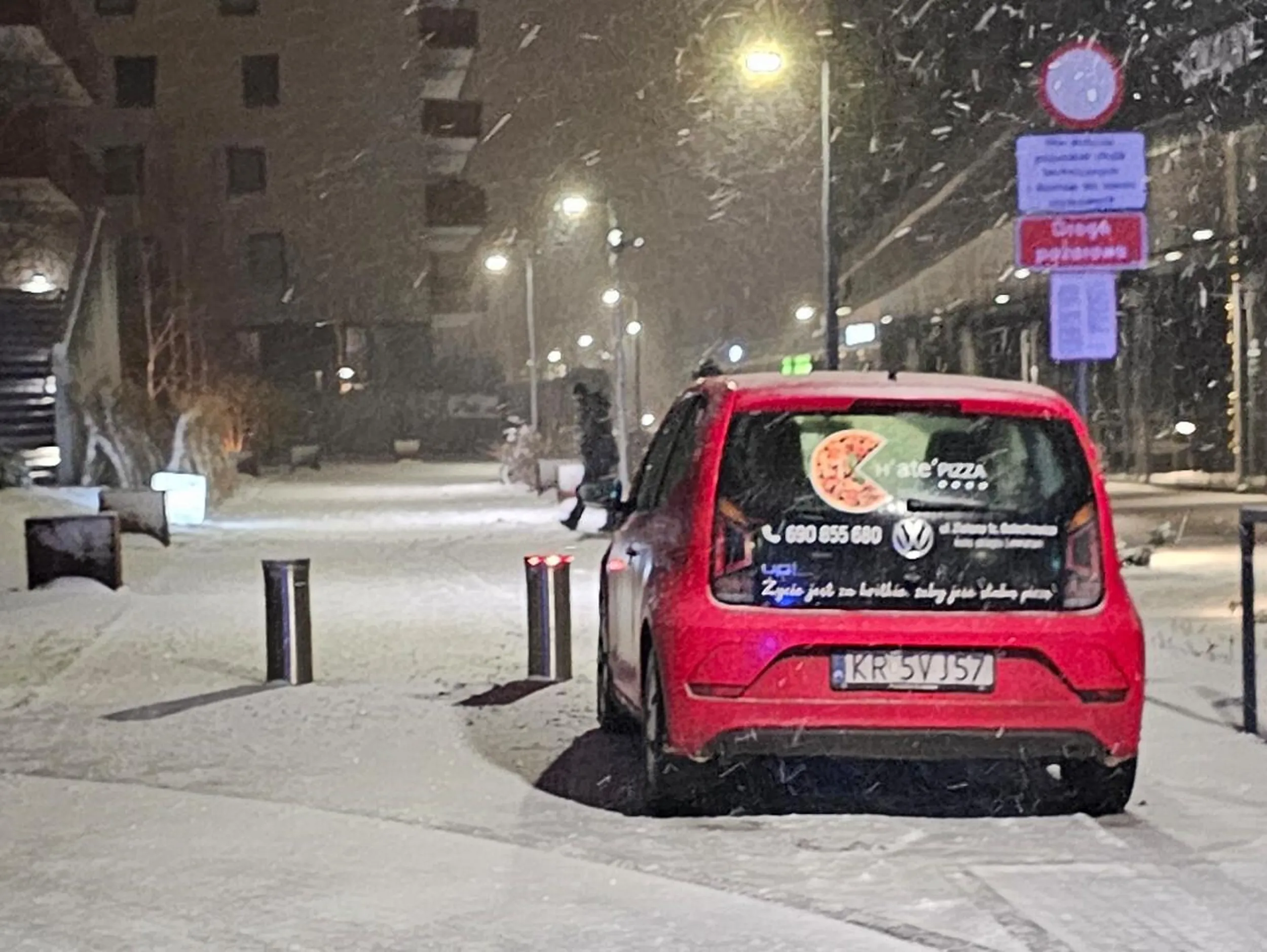 To jest droga przeciwpożarowa pacanie - wydarzy się nieszczęście, straż nie dojedzie przez ciebie na miejsce. A ubezpieczyciel dobierze ci się do dupy. Ty do końca życia nie wypłacisz się z milionów, a ludzie nie dostaną odszkodowań. Zastanów się dwa razy.