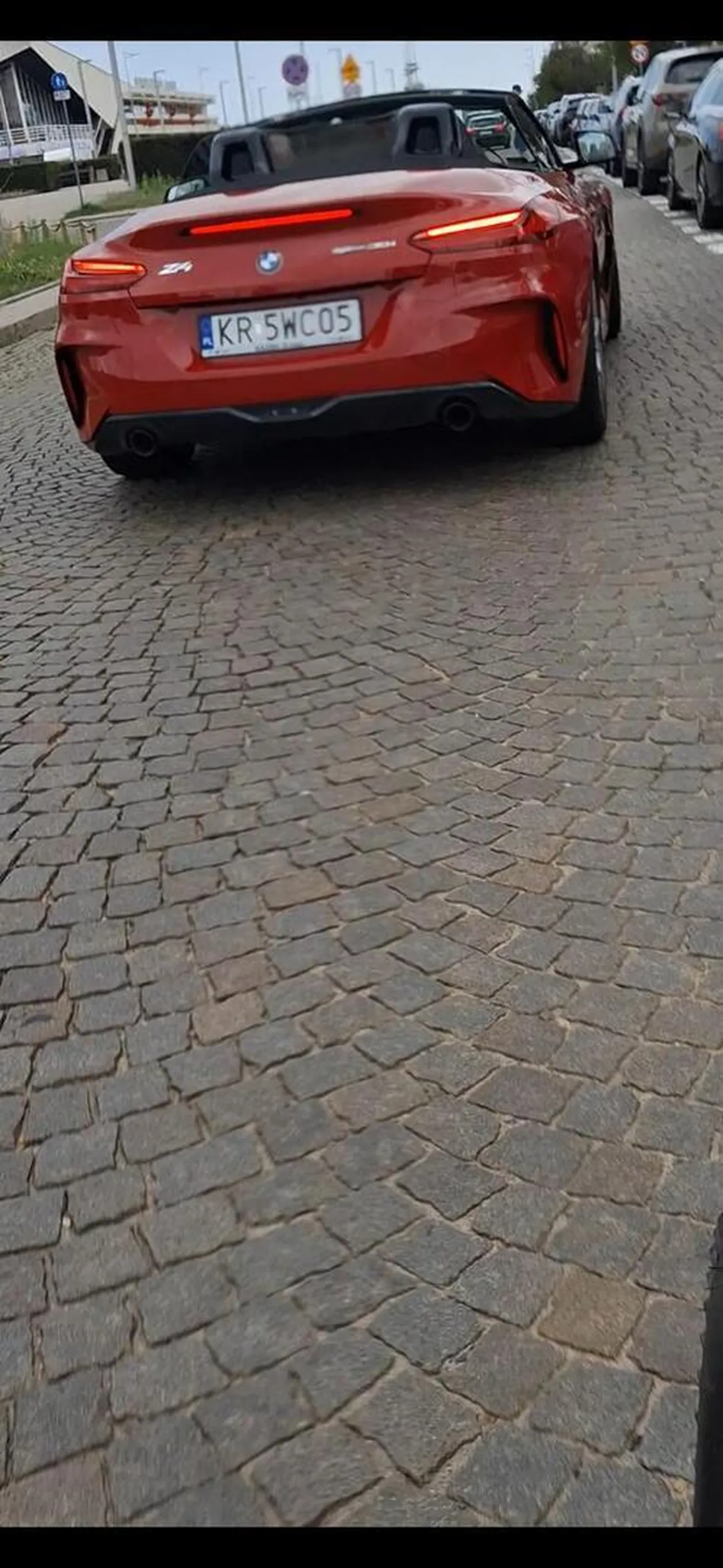 Stary emeryt burak z Krakowa w Gdyni blokuje drogę stoi na środku drogi i jeszcze wyzywa