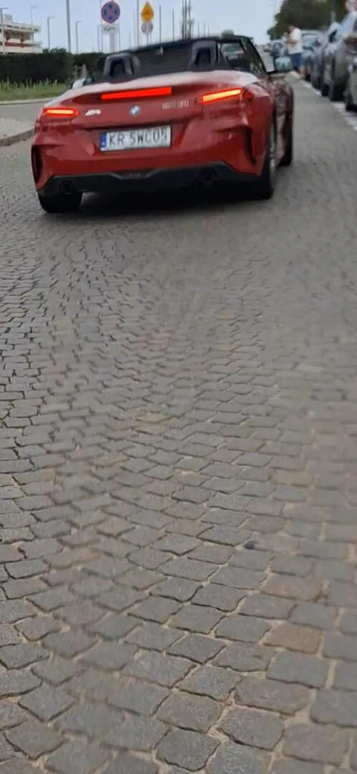 Stary emeryt burak z Krakowa w Gdyni blokuje drogę stoi na środku drogi i jeszcze wyzywa