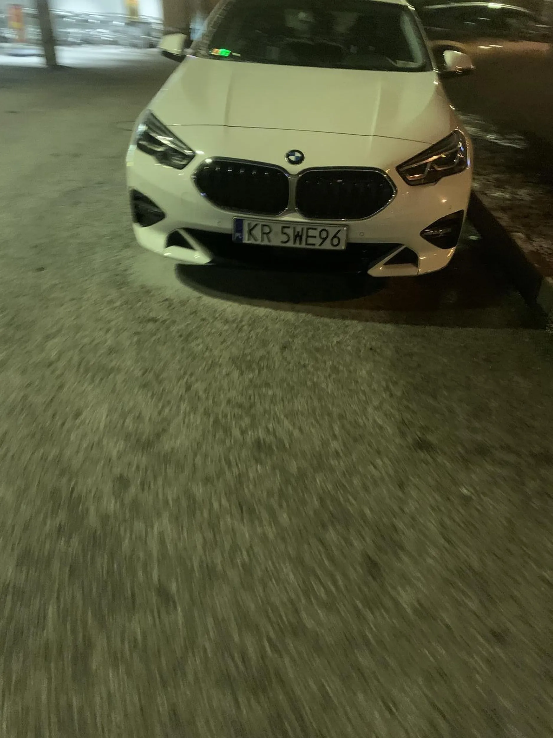 Parking przed lidlem nie można było zaparkować na miejscu parkingowym lub w razie ich braku po drugiej stronie ulicy ( parking i brak strefy) tylko na przejeździe - a co tam inni mnie wyminą poza tym mam beemke to mogę ?? pogratulować Zero wyobraźni