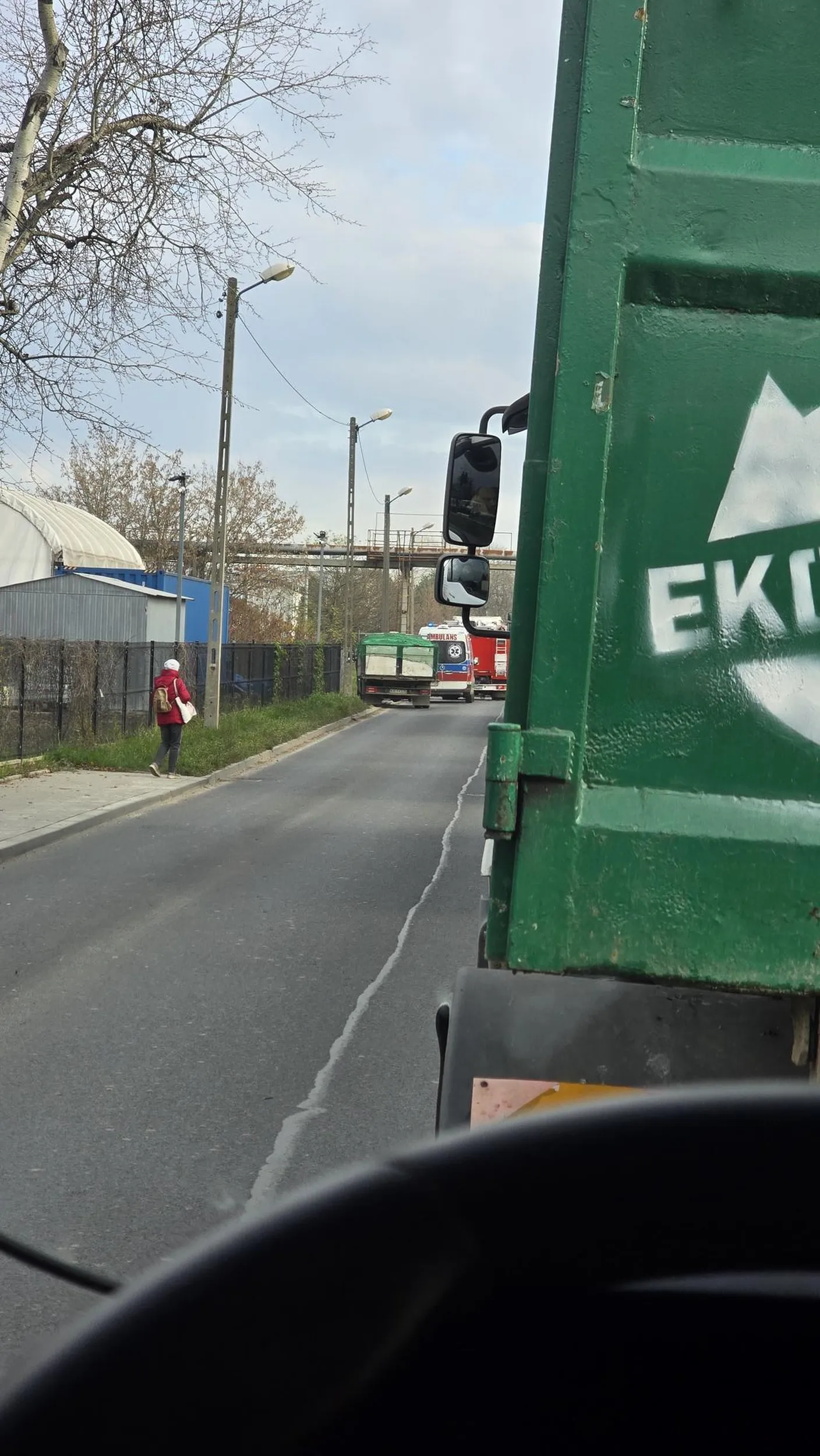 Jak ludzie się pchają pod prąd mimo to że wypadek i droga zablokkwana i to nie pierwszy as