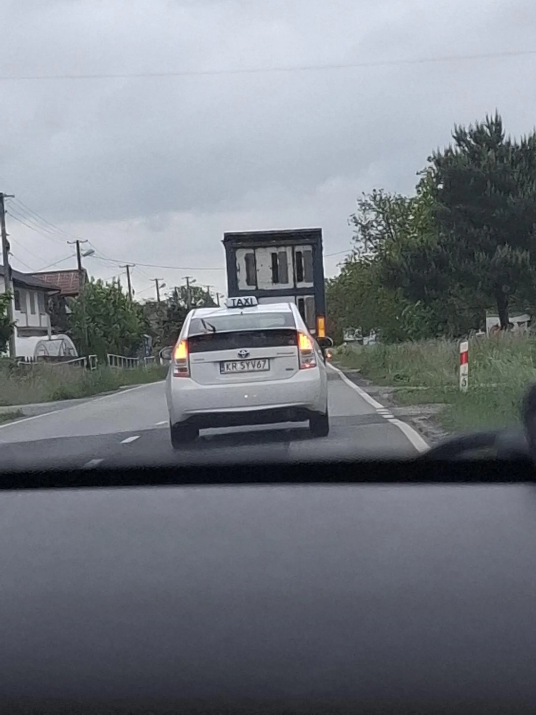 Osobie kierującej chyba życie nie mile. Gdybym jechal sam to by nie było szkoda samochodu i byś się nauczyl jeździć gdybyś zapłacił co nieco