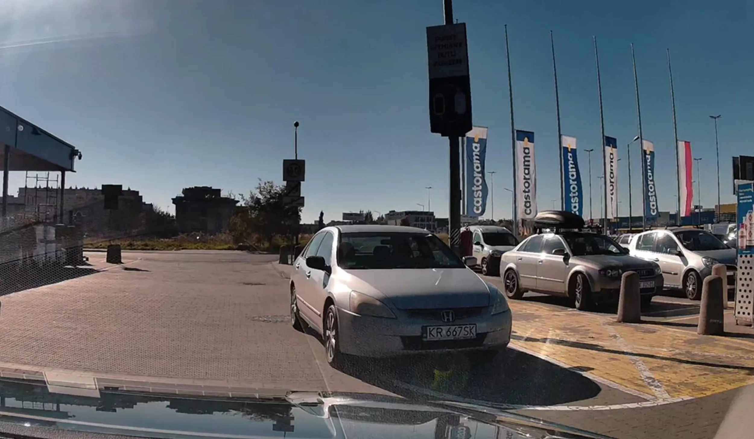 na parkingu masa wolnych miejsc, ale ciele musi zaparkować przy samym wejściu i utrudniać życie kierowców