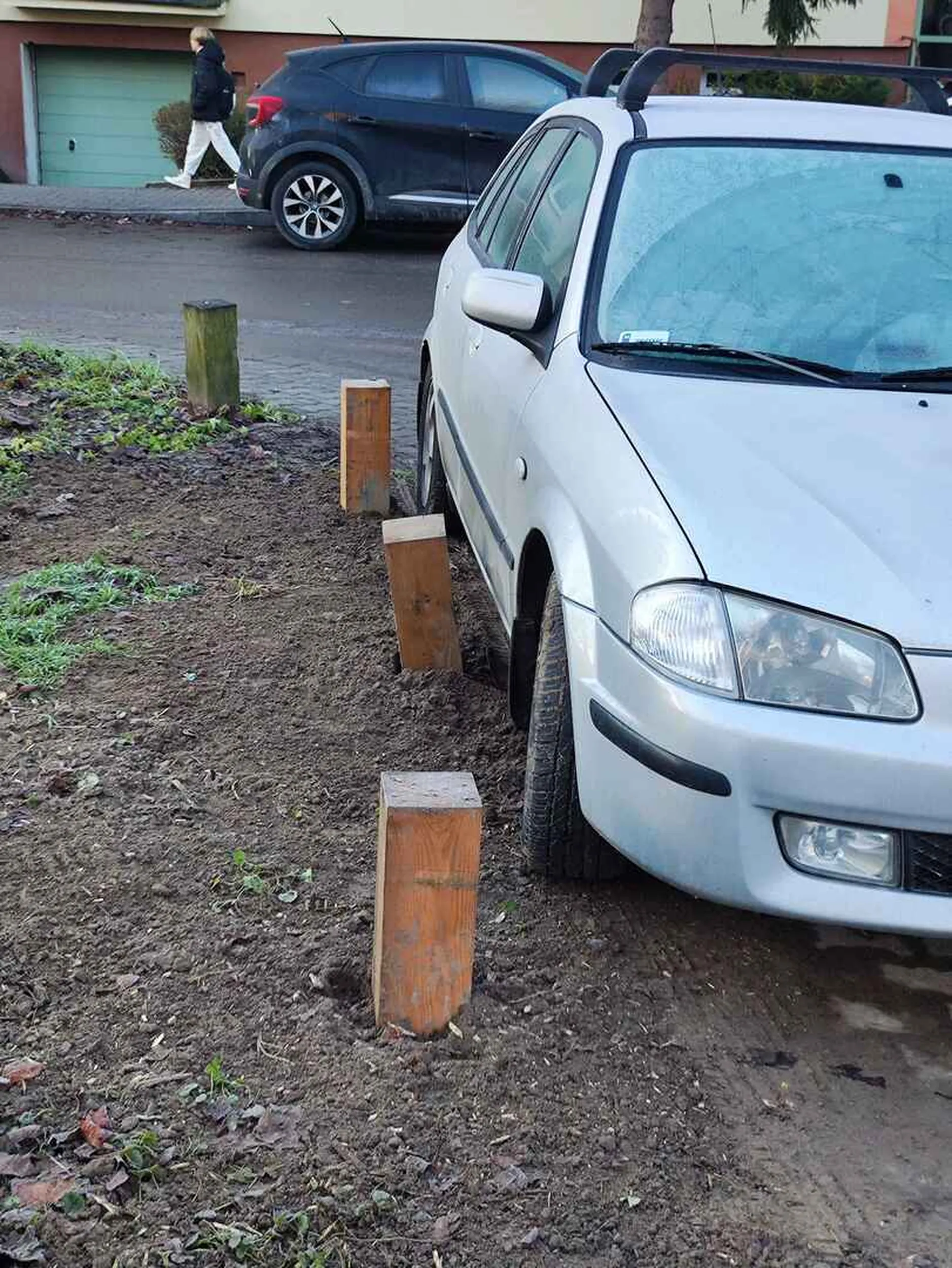 Paliki nie są wystarczającą aluzją aby tu nie parkować... Wolne, wyznaczone miejsca oczywiście są