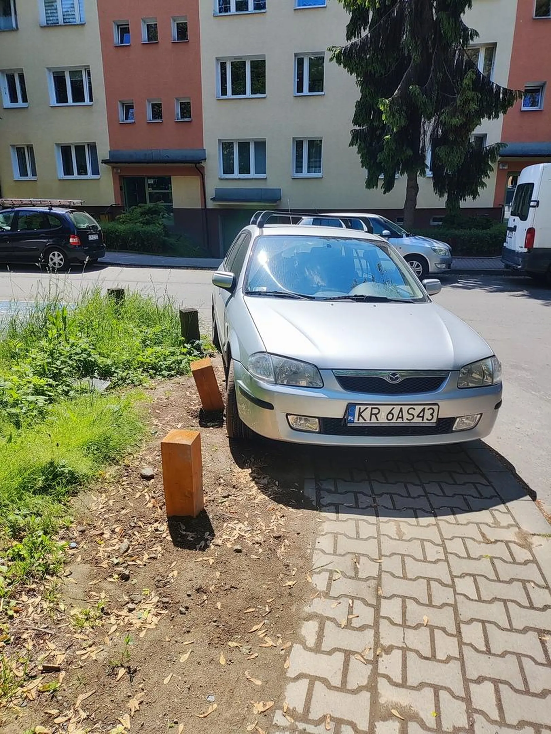 15 kwietnia ZZM ustawił nowe paliki na wszystkich wjazdach. Przez miesiąc był spokój. Potem chłop musiał! Po prostu musiał! (Zdjęcie z 16 maja)