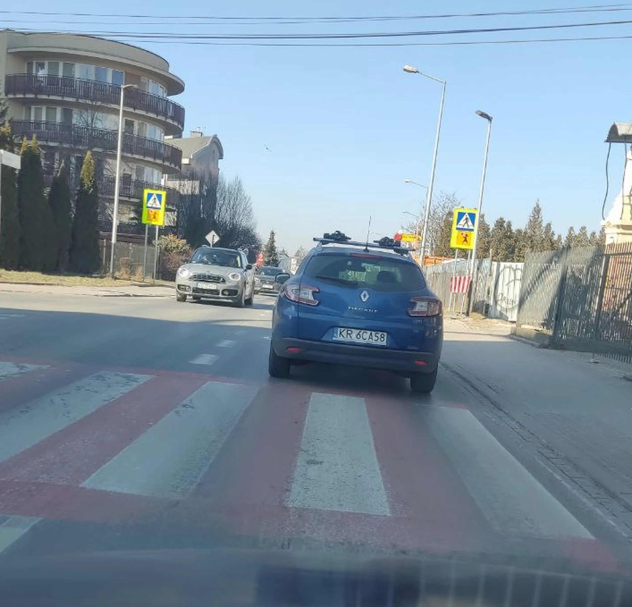 Uwaga na niebezpiecznego kierowcę!!!! Złośliwie zwalnia i tamuje ruch, jedzie 20km/h przy ograniczeniu do 50 jak jakiś pijak, uważajcie na niego, grasuje na południu Krakowa.