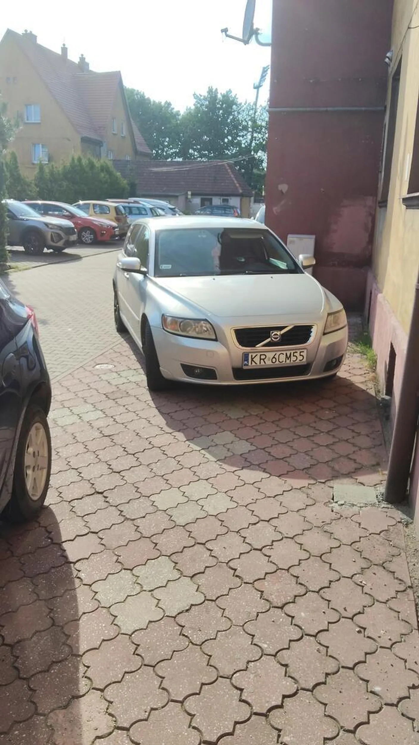 Mało tego że gosciu wjechał na teran na prywatny,to na dodatek nie potrafi zaparkować normalnie