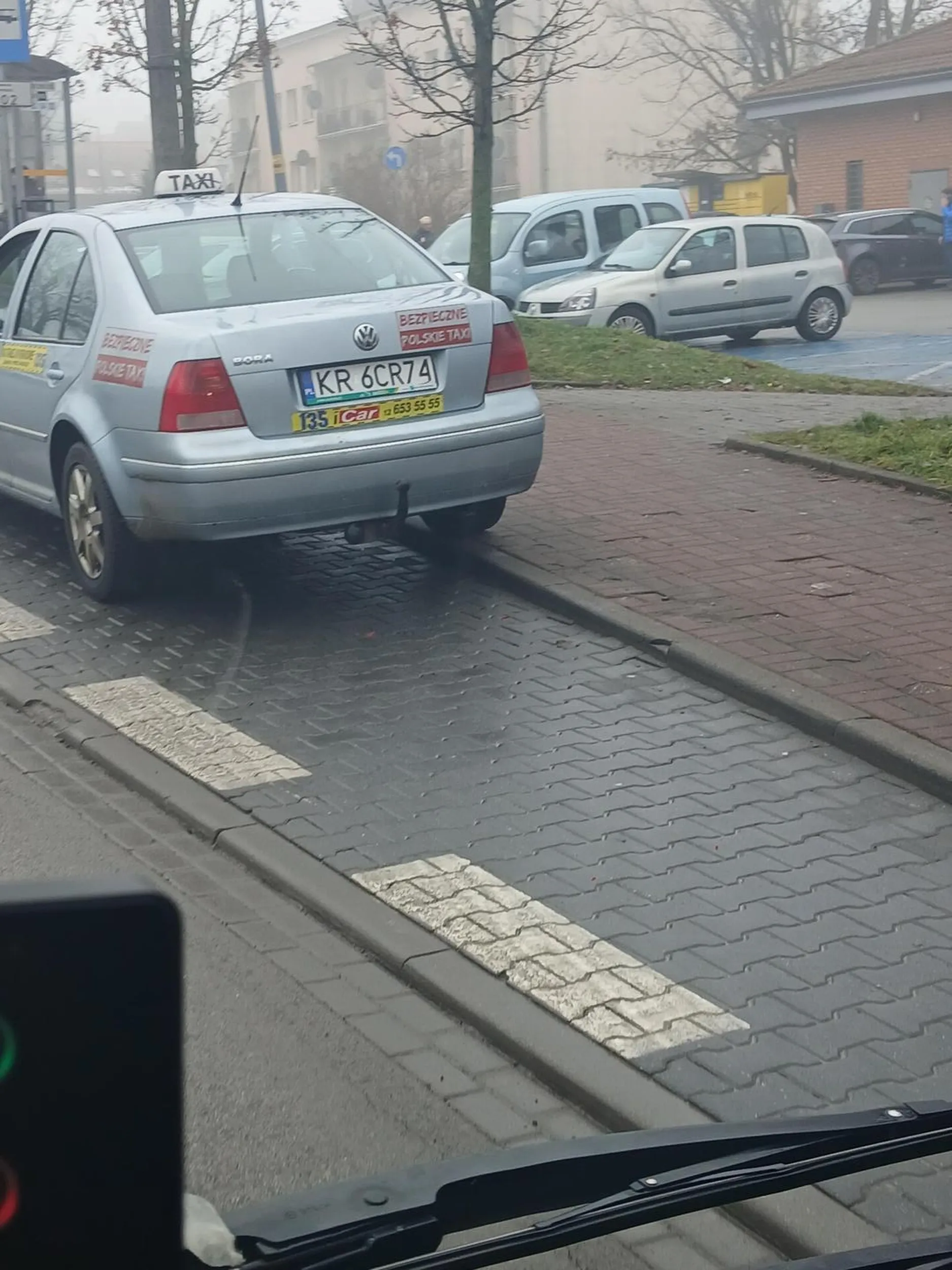 Jak widać dla korpo taxi nie ma żadnego.zakazu do zatrzymywania się w zatoce. Skawina ul. Popiełuszki.