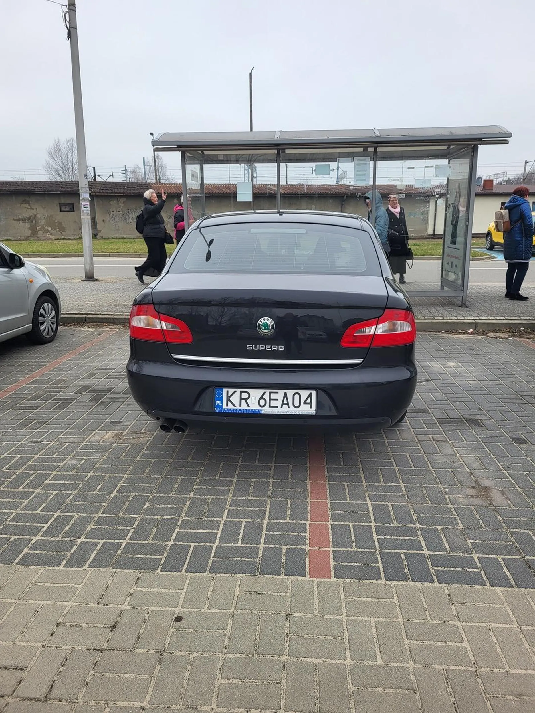 Nie ma to jak stawać na środku żeby nikt nie zarysował ... zabierając miejsce innym. EGOISTA